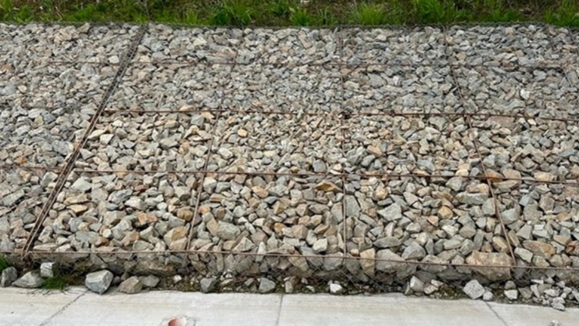 Pericol major pe un drum intens circulat din România: S-AU FURAT plasele care susţin pietrele
