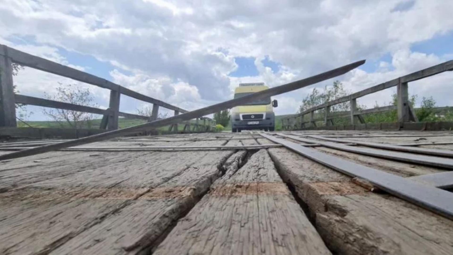 Pod făcut praf, pericol pentru copii. Foto/monitorulbt.ro