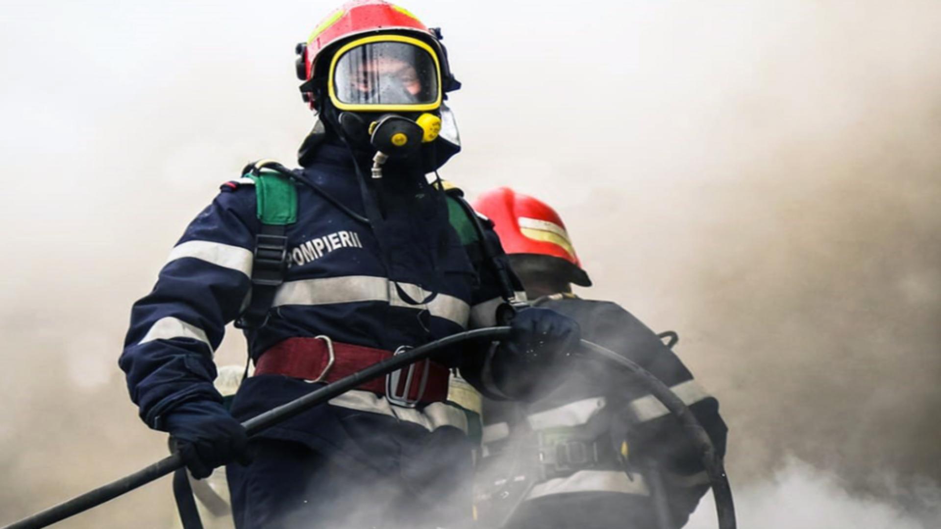 Incendiu devastator într-un bloc de garsoniere din Vâlcea – Trei persoane au fost transportate la spital