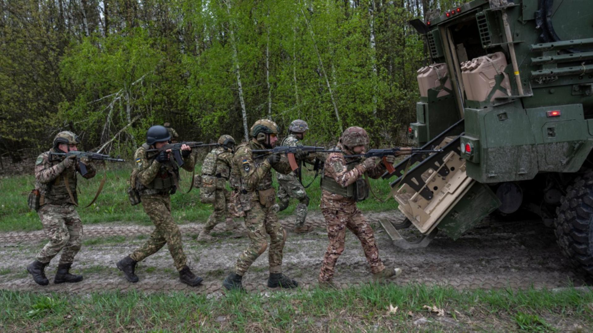 Război Ucraina. Cum arată interiorul unui Hummer ucrainean în plină acțiune pe front VIDEO