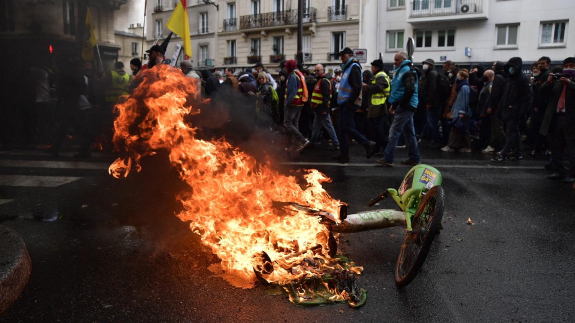 HAOS în Franța. Violențe în toată țara: Proteste cu peste 2 milioane de oameni - Manechin cu chipul lui Macron, în flăcări - VIDEO