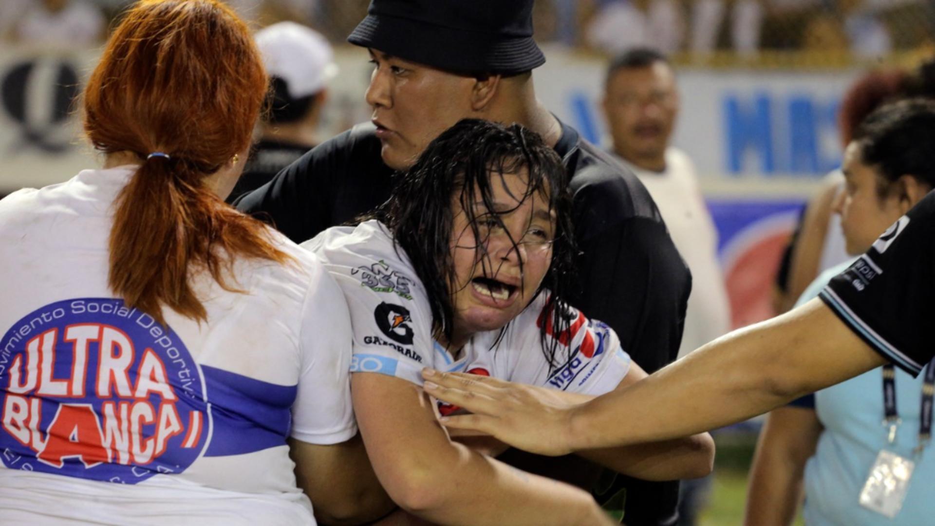 Tragedie uriașă pe stadion: Peste 100 de morți și răniți într-o busculadă pentru a intra la meci Foto: Profi Media