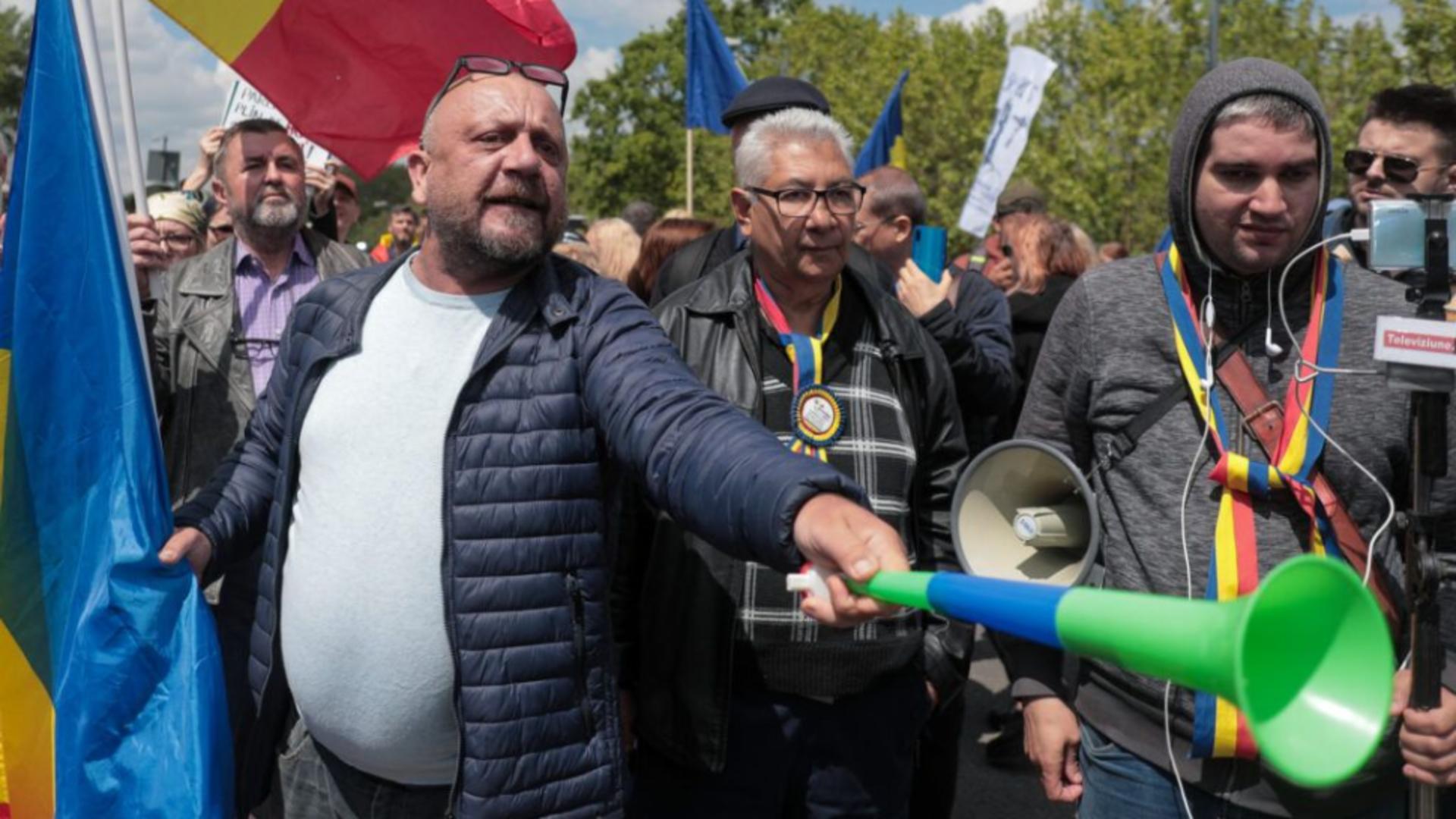 Reacția Jandarmeriei după ce fostul premier Orban a fost agresat de protestatarii AUR: Exista riscul ca siguranța să-i fie pusă în pericol