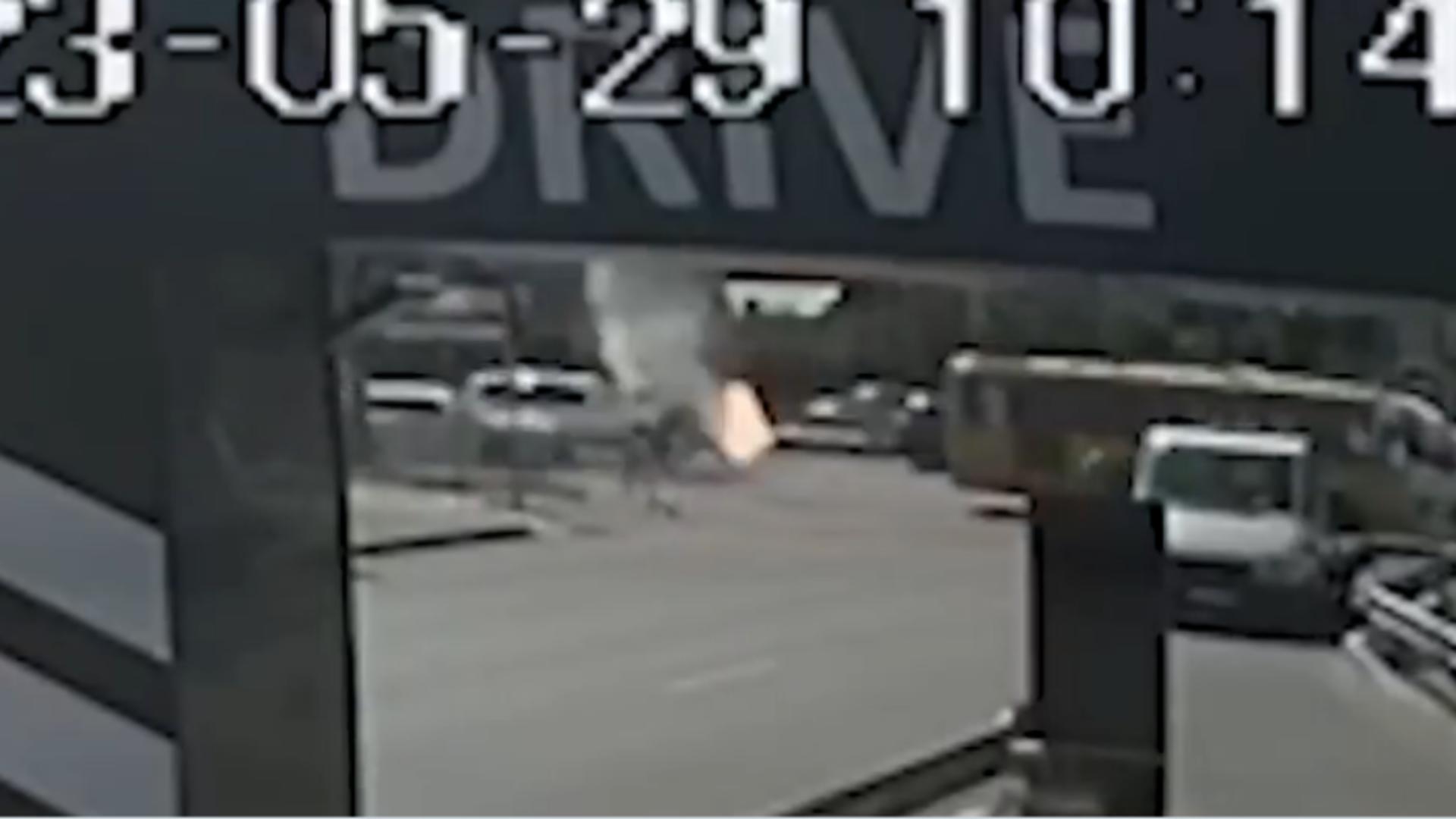 Momentul în care resturile unei rachete rusești cad peste mașinile din trafic în Kiev. VIDEO
