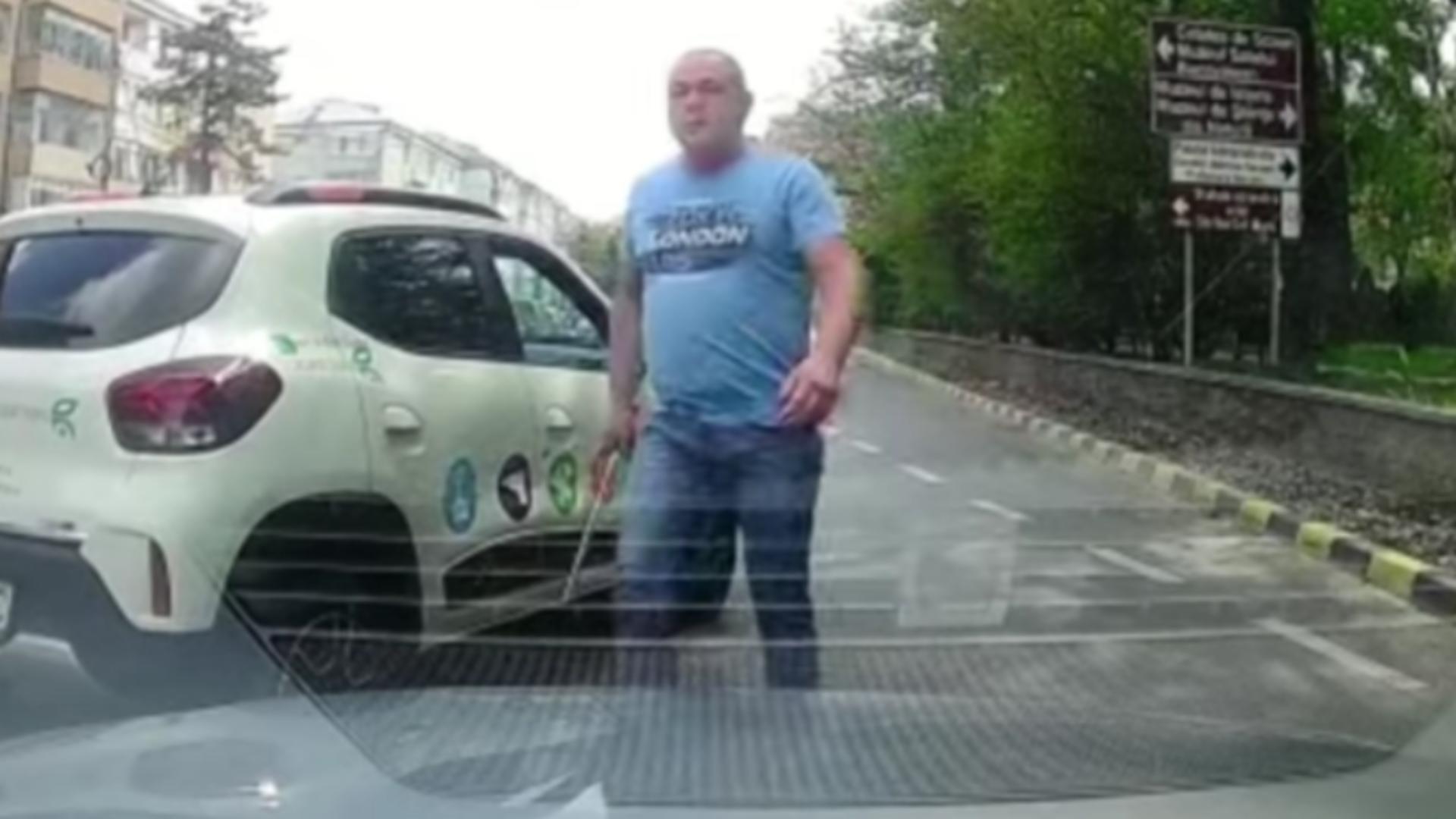 Un șofer furios că a fost claxonat a ieșit cu ranga din mașină. Ce s-a întâmplat cu bărbatul recalcitrant. VIDEO 