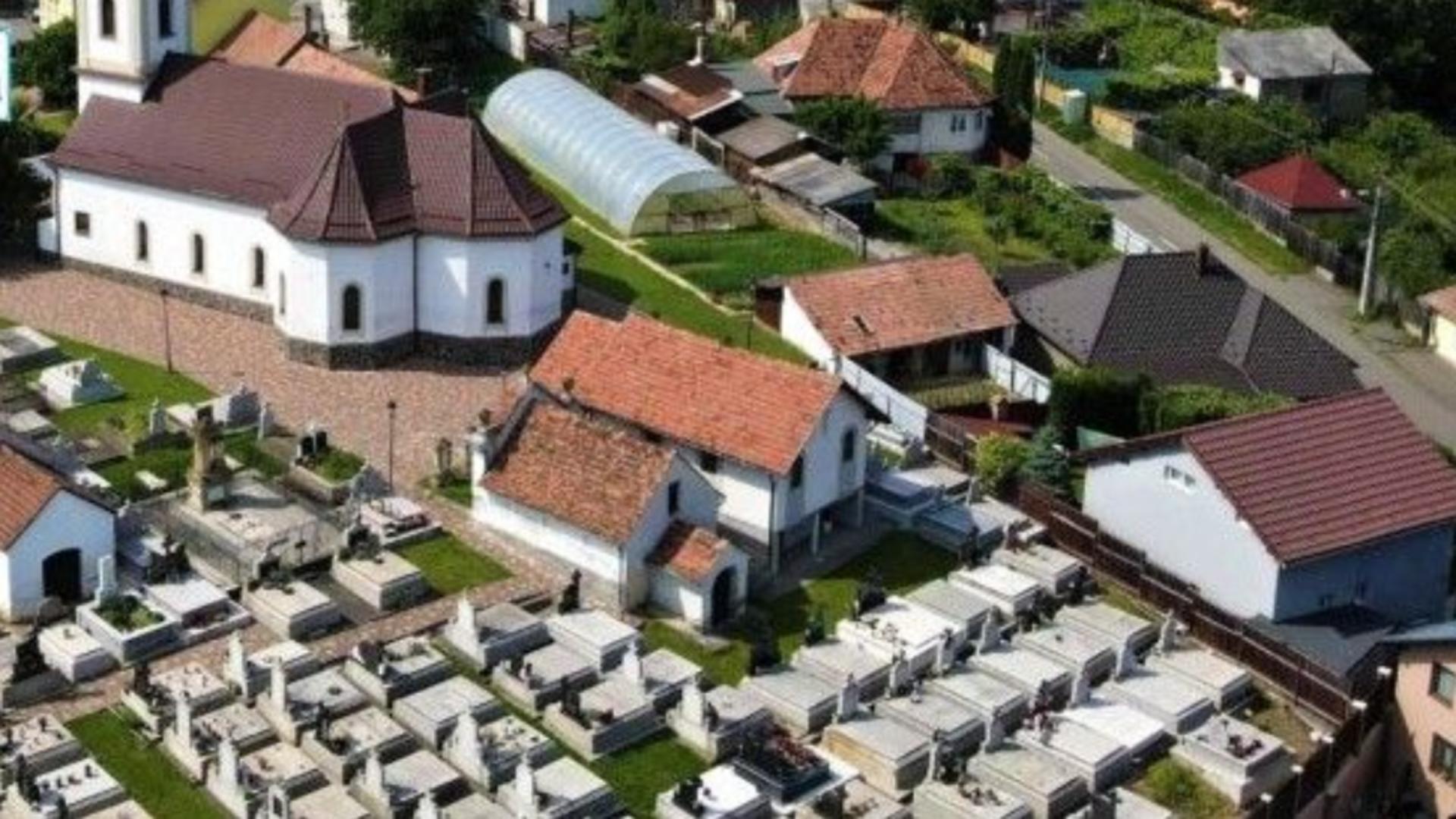 Cimitirul Bisericii Ortodoxe Române ”Sfânta Treime” din Reghin. Foto: zi-de-zi.ro 