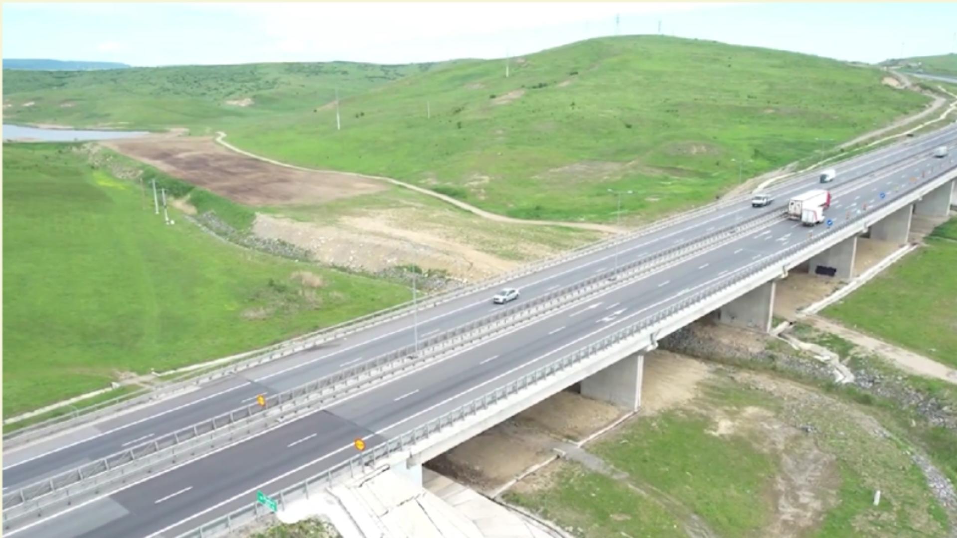 Pământul a luat-o la vale din nou pe autostrada Sebeș Turda. Muncitorii nu termină de reparat o fisură, că apare alta! 