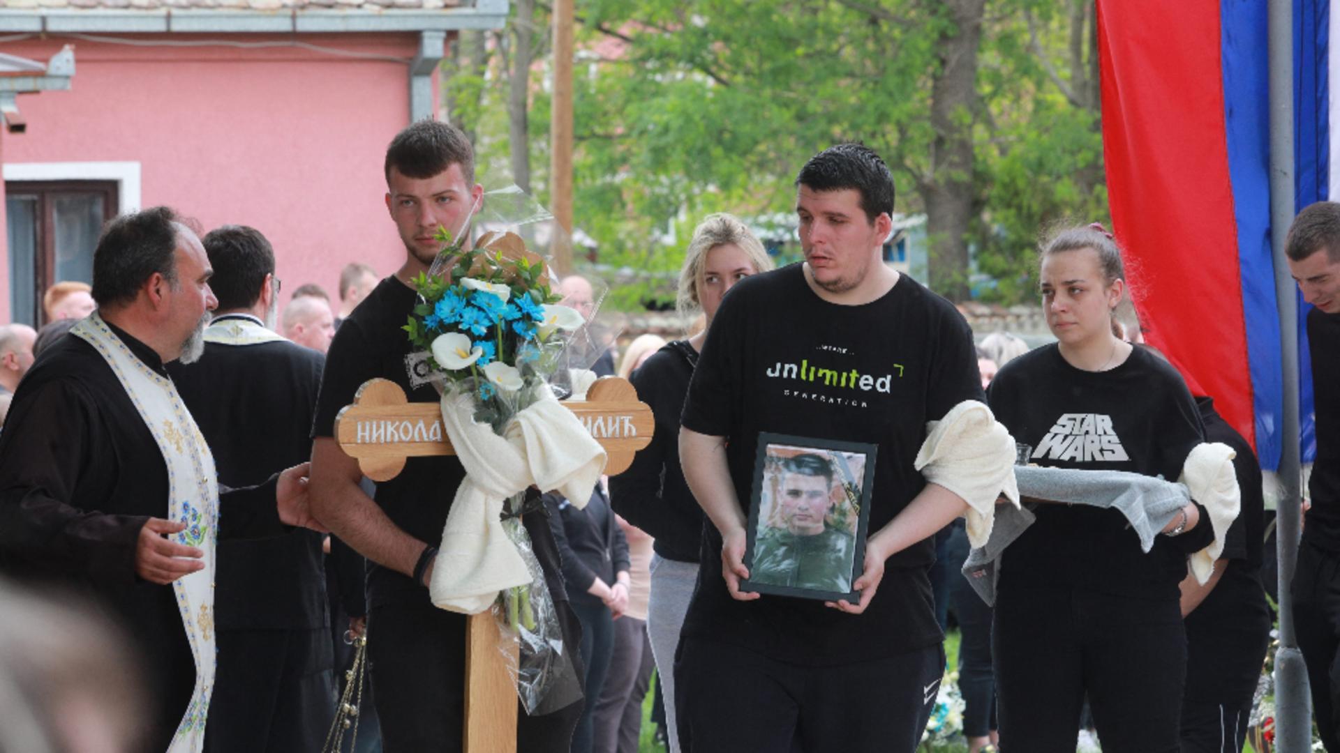 Un elev de doar 13 ani a ucis miercurea trecută opt copii şi un paznic la o şcoala din Belgrad. Foto/Profimedia
