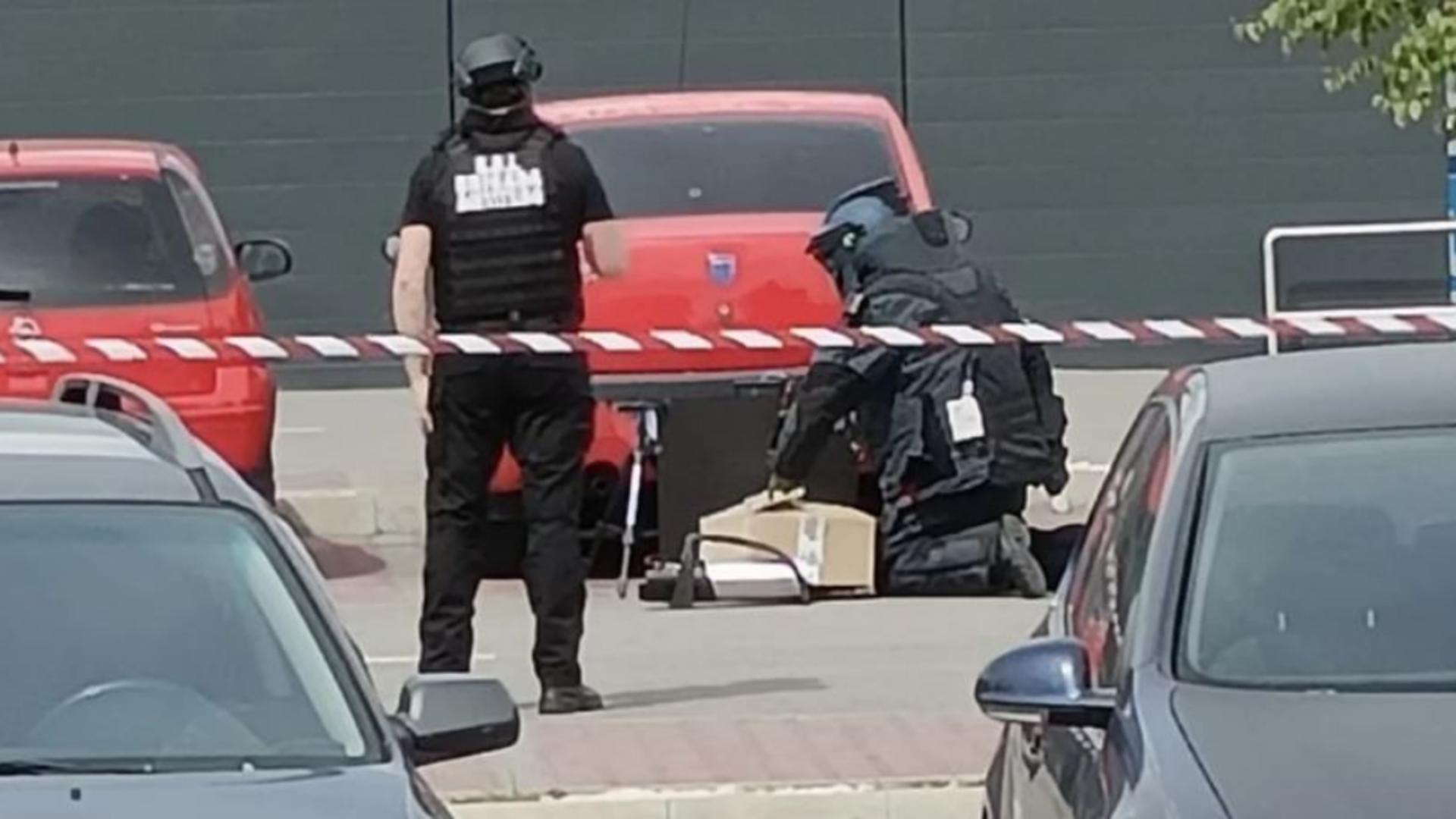 Cutie suspectă sub un autoturism. Foto/Captură video