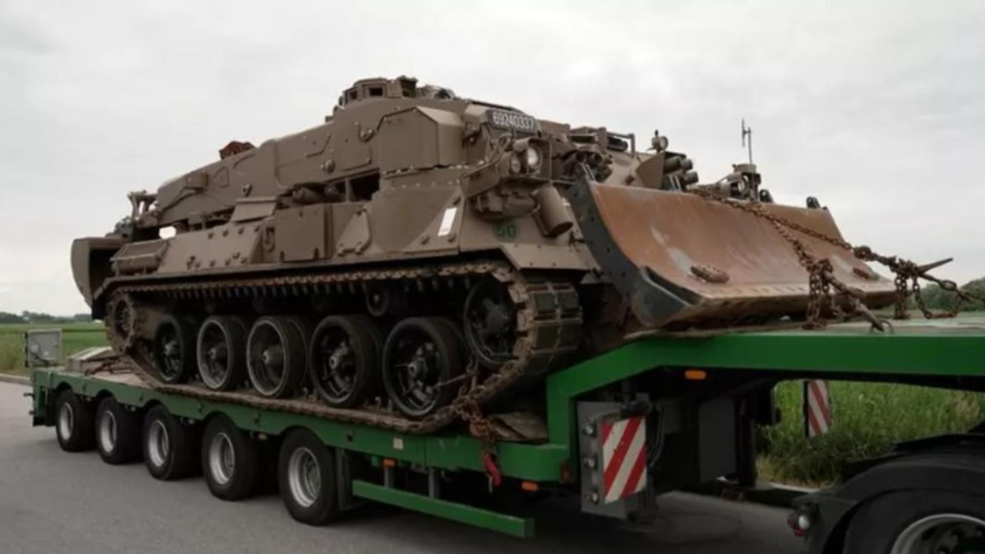 Șofer român de TIR, prins în timp ce transporta ilegal un tanc spre România 
