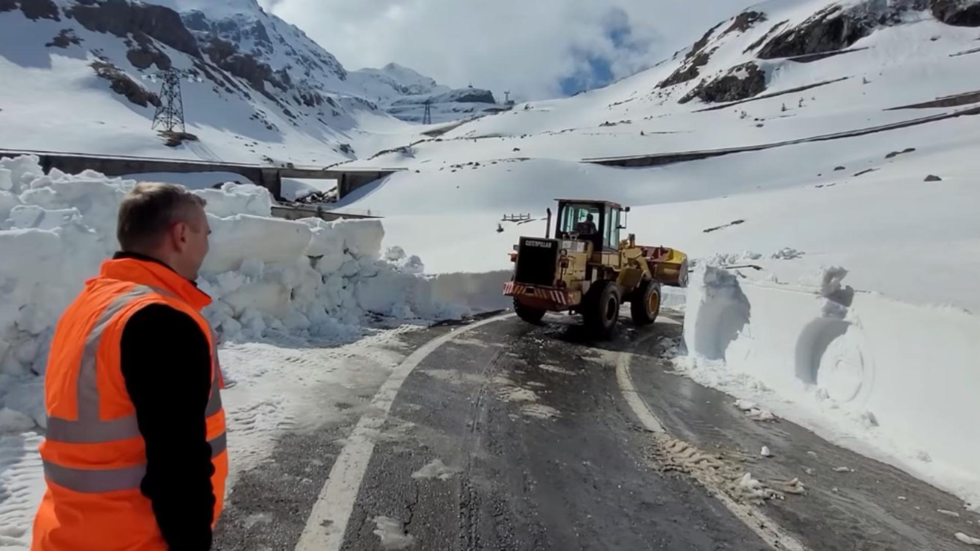 Transfăgărășanul, blocat de nămeții de aproape 6 metri înîlțime. Foto/Captură video