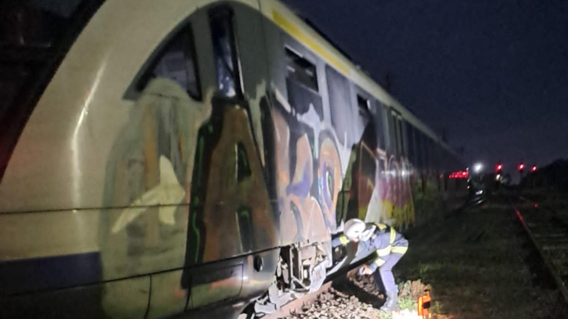 Un tren Săgeata Albastră a luat foc lângă Pitești. Pompierii au intervenit cu două autospeciale