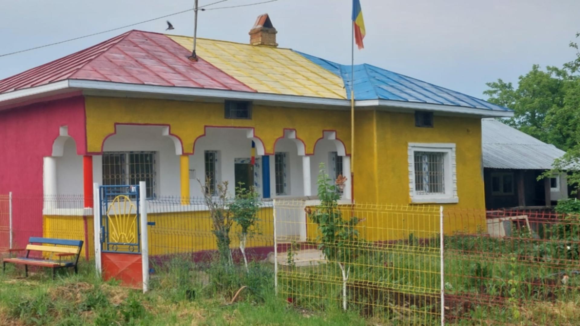 Giurgiuveanul care şi-a vopsit casa şi aproape toate obiectele din gospodărie în culorile tricolorului
