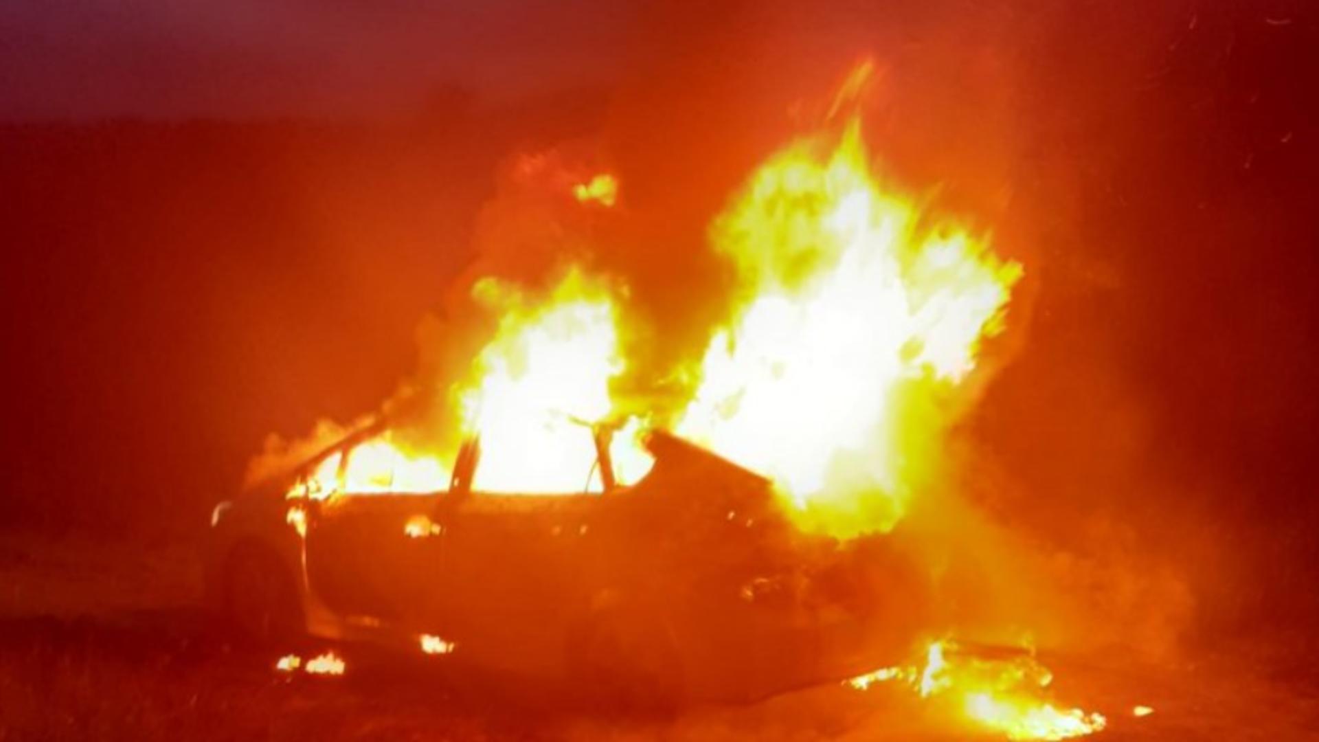 Tragedie în Cluj: O persoană a murit carbonizată în incendiul mașinii hibrid în care se afla - FOTO 