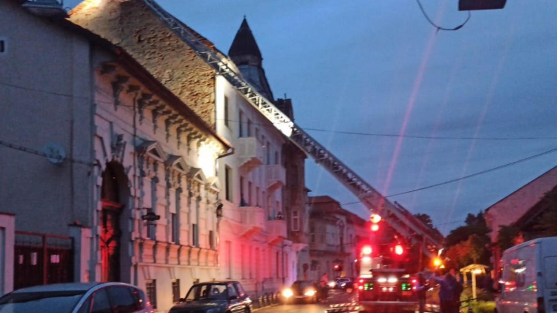 URMĂRILE din Arad ale cutremurului de 5,3 pe Richter - Zeci de apeluri la 112 și pagube - Intervenția pompierilor - VIDEO