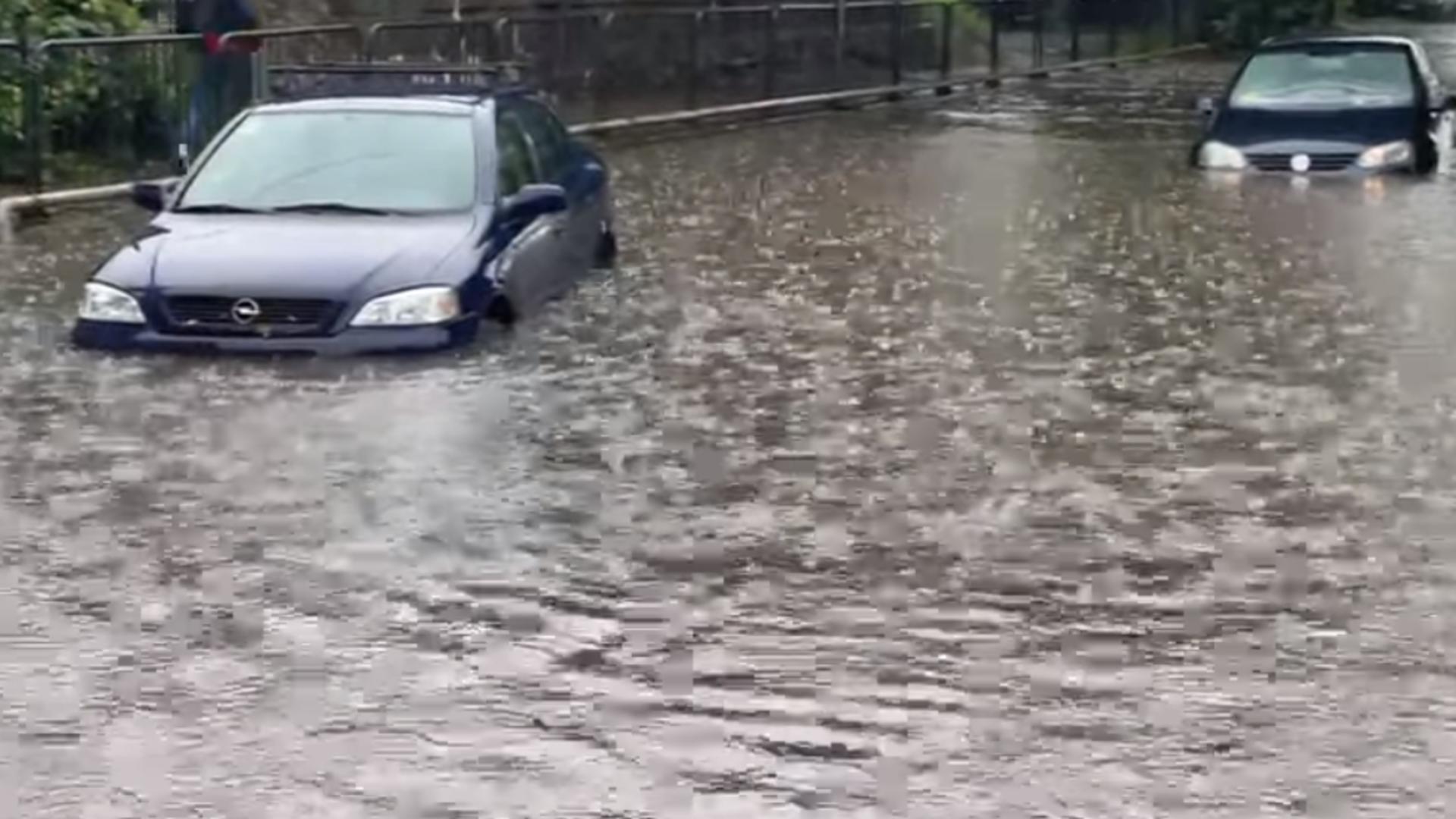POTOP după Codul roșu de ploi torențiale: Străzi și mașini blocate la Timișoara și un spital inundat - Imaginile prăpădului