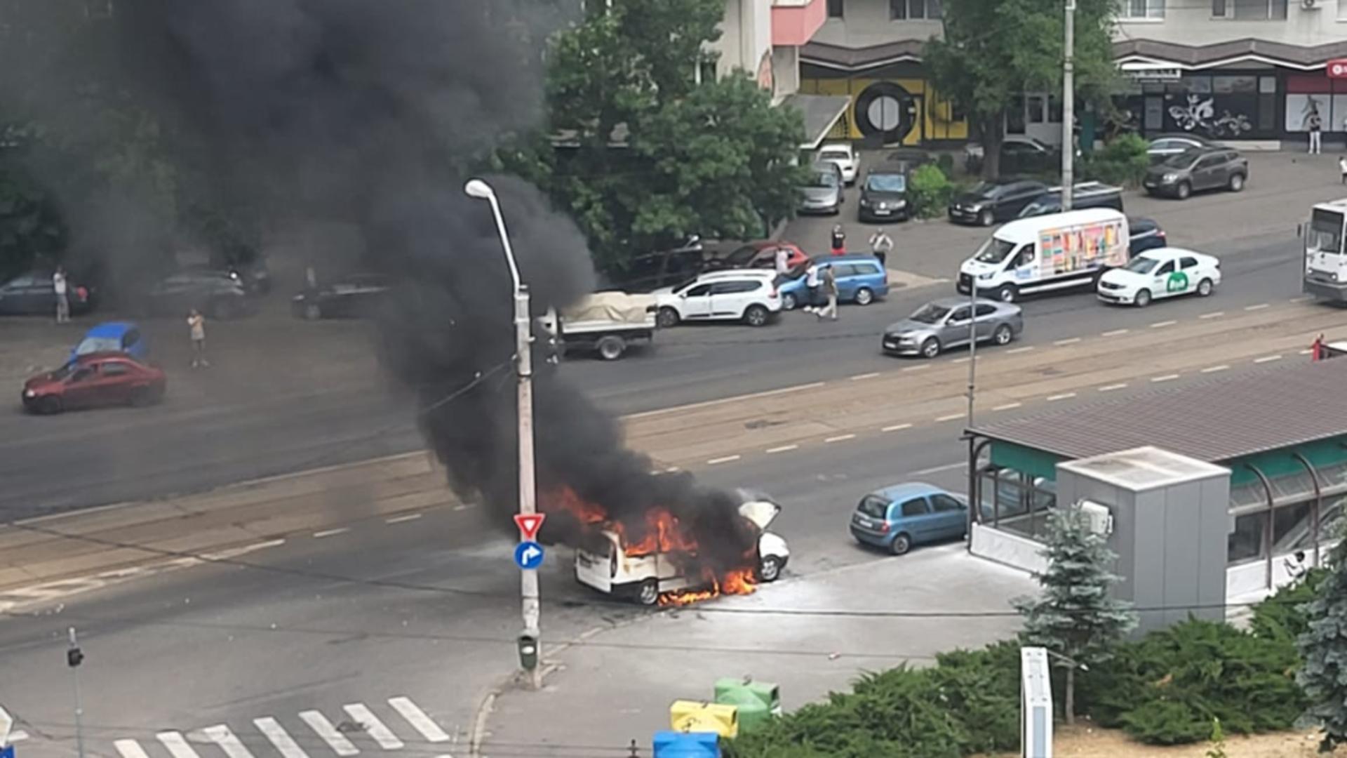 Mașină în flăcări în Capital/ Foto: Facebook Info Trafic Bucuresti si Ilfov