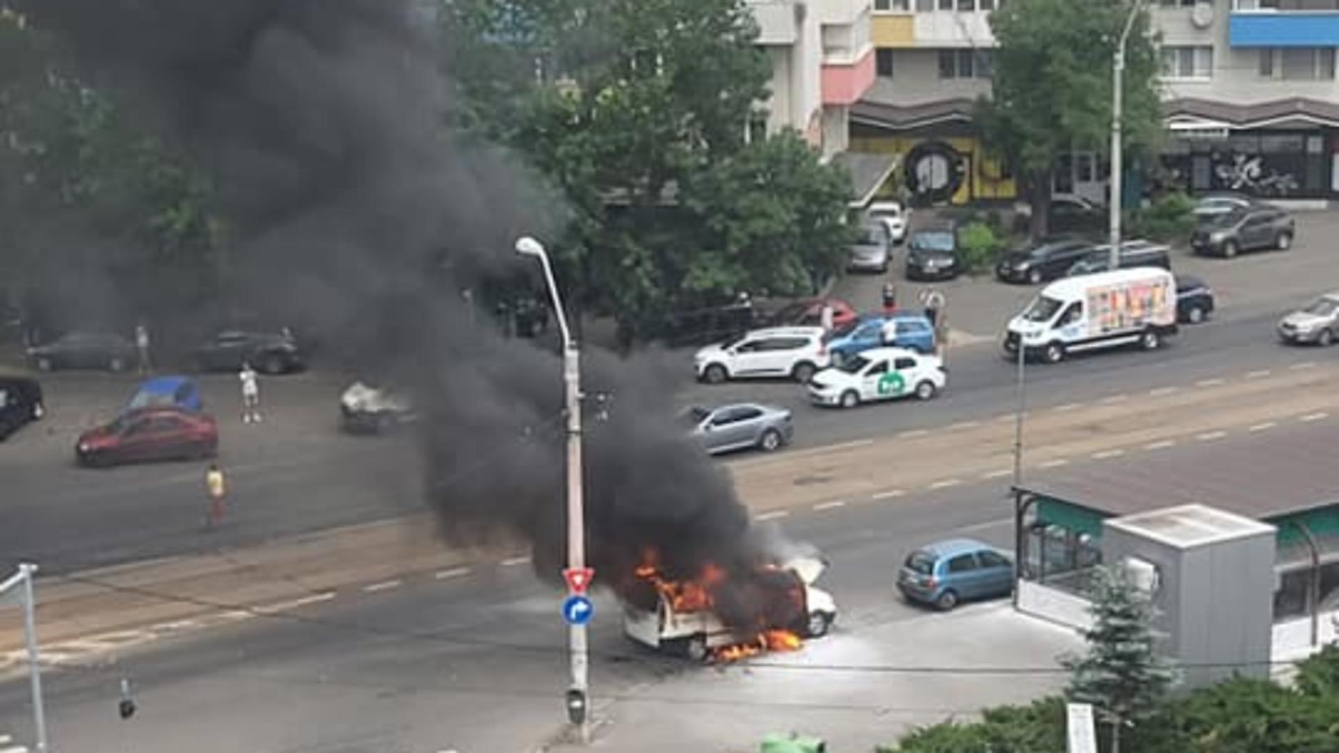 Mașină în flăcări în Capital/ Foto: Facebook Info Trafic Bucuresti si Ilfov