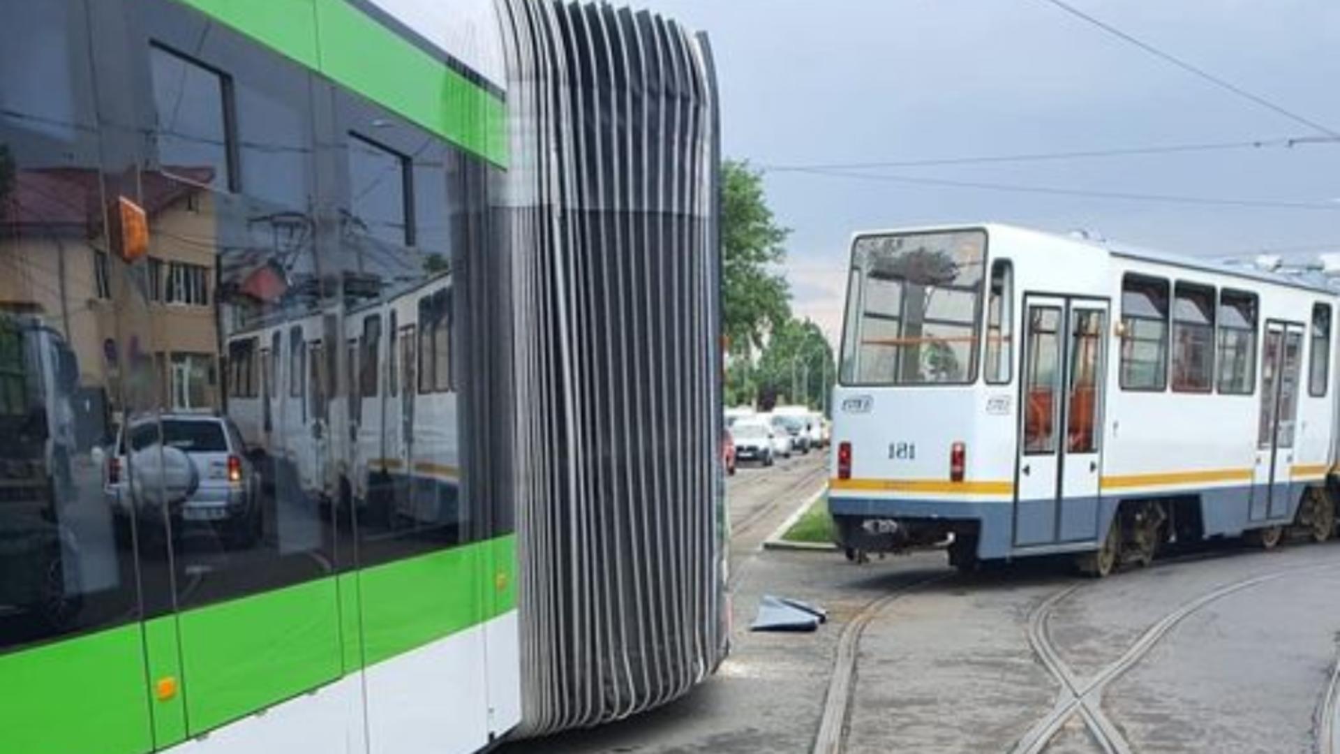 Un tramvai Imperio a deraiat de pe șine. Accidentul cu „mândria STB-ului” care ne arată pericolul din transportul în comun