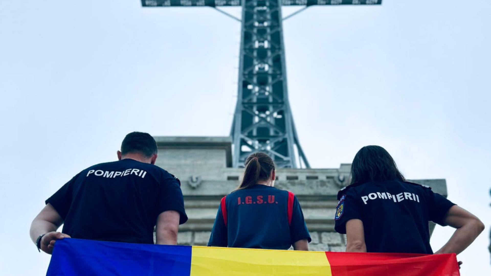 Drapelul tricolor, pe vârful Caraiman la Crucea Eroilor, de Ziua Drapelului Național - Mesajul pompierilor de la ISU Bacău