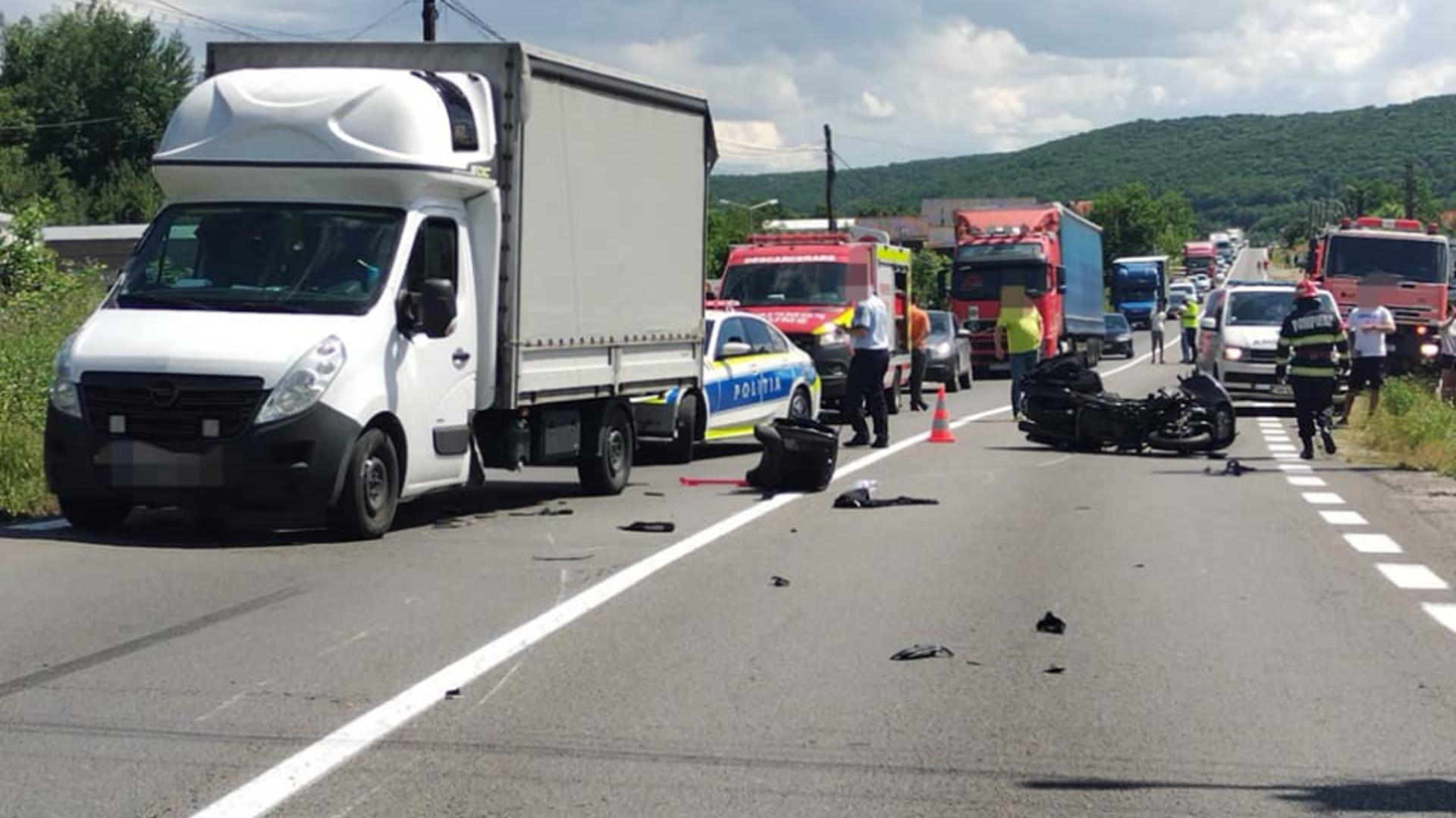 Tragedie în Argeș: Un motociclist din Turcia a murit și o femeie e grav rănită după coliziunea cu 2 autoutilitare și o altă mașină - FOTO