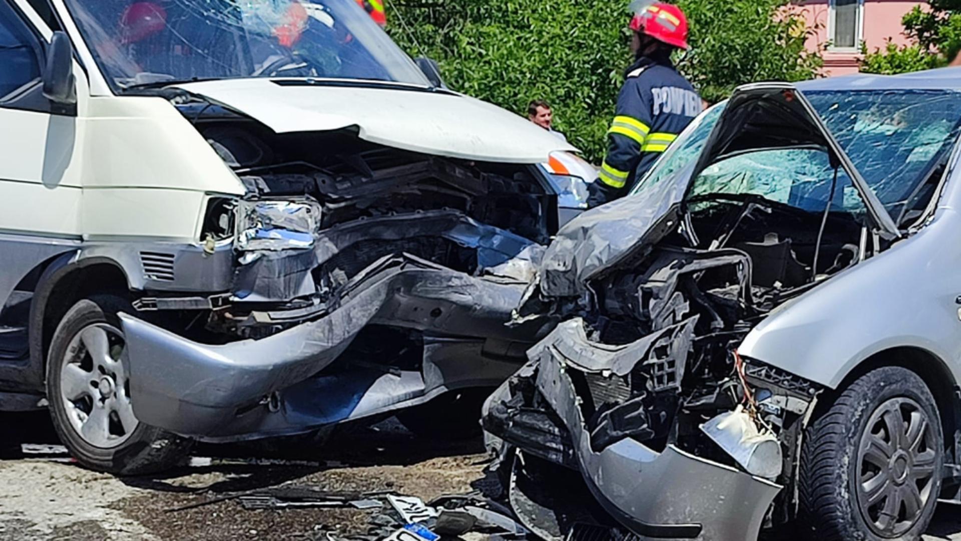 Accident în Dâmbovița, la Fieni: 6 victime, după ce o autoutilitară și o mașină s-au ciocnit violent – FOTO