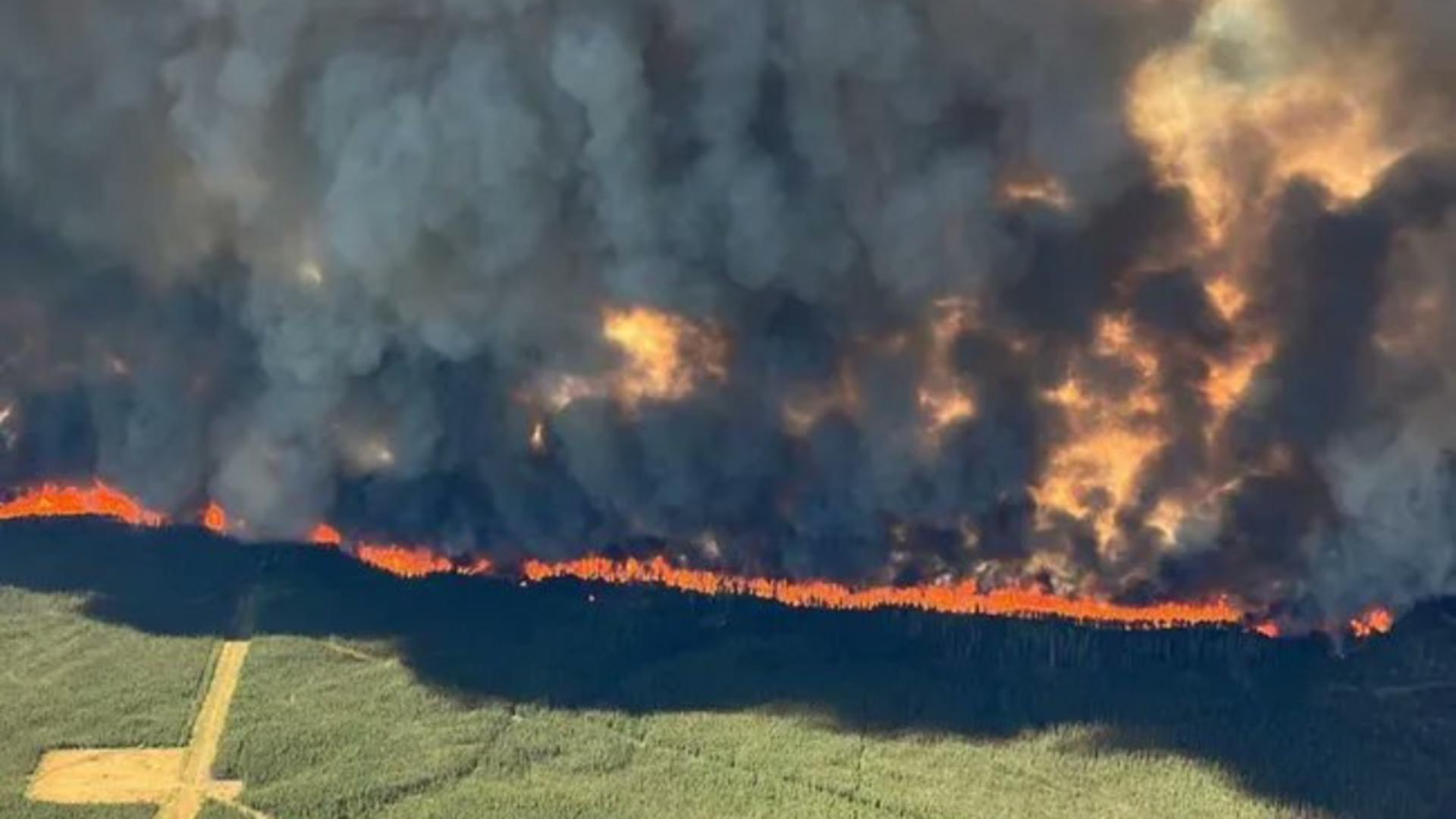 Canada, cuprinsă de FLĂCĂRI - Incendiile fac RAVAGII | Sunt afectați grav peste 100 de milioane de americani - Cauza dezastrului - VIDEO