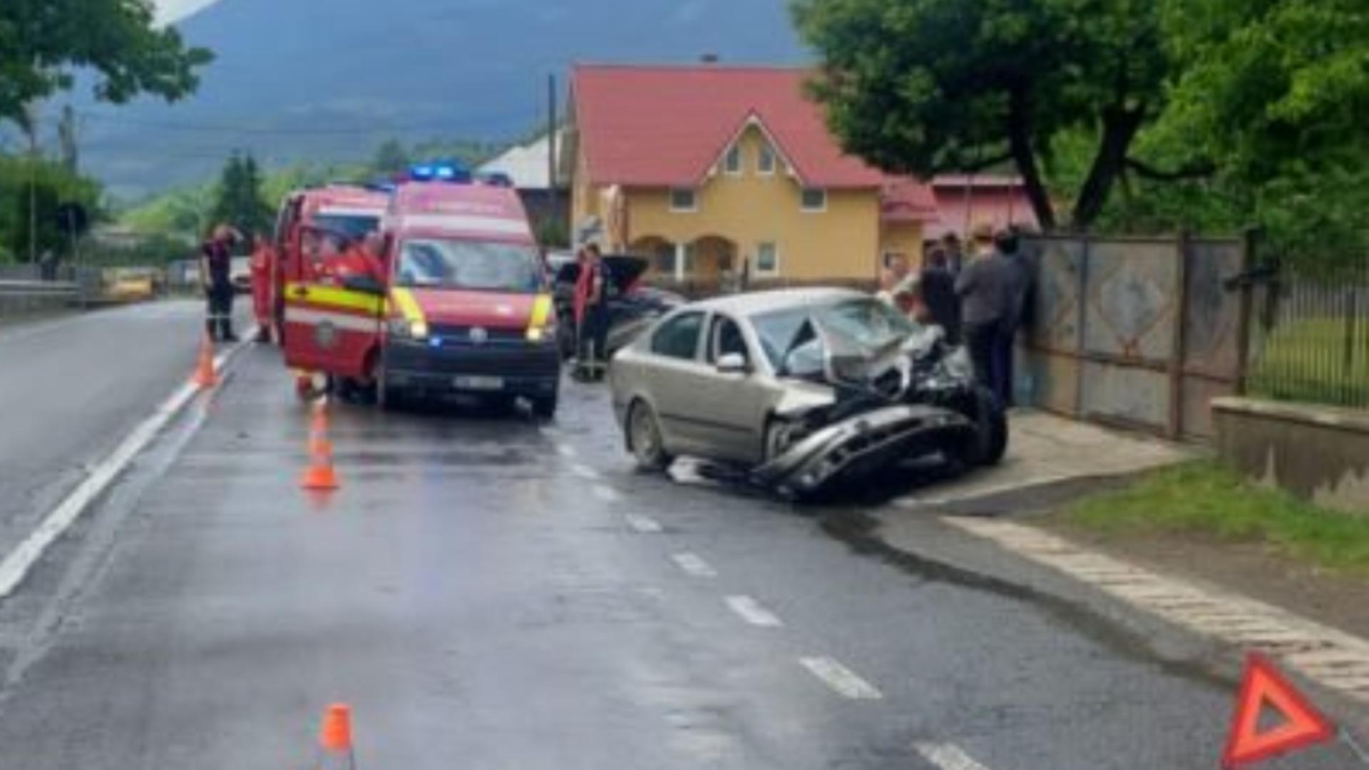Ciocnire violentă în Bistrița-Năsăud între două mașini: Mai multe victime, printre care și 2 copii - Șoferii, duși urgent la spital - FOTO