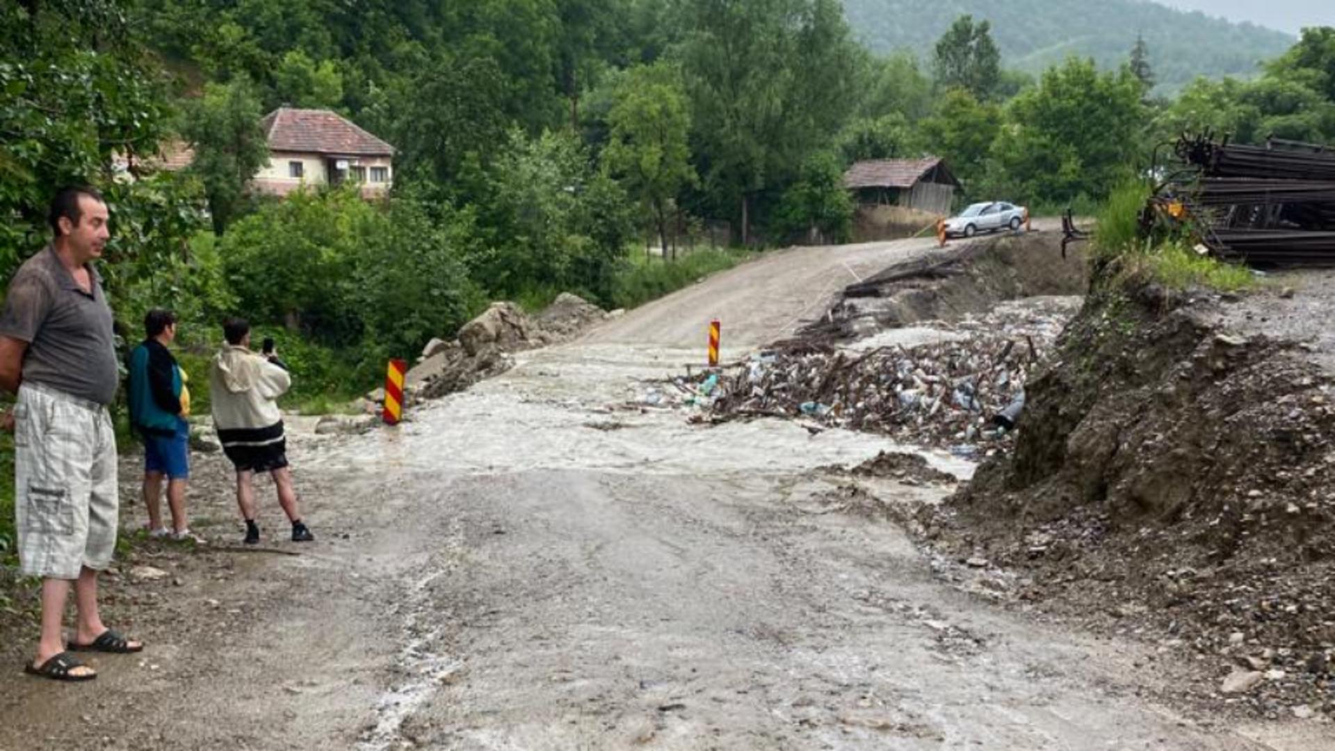 Rupere de nori în județul Buzău: gospodării inundate, poduri distruse de șuvoaie