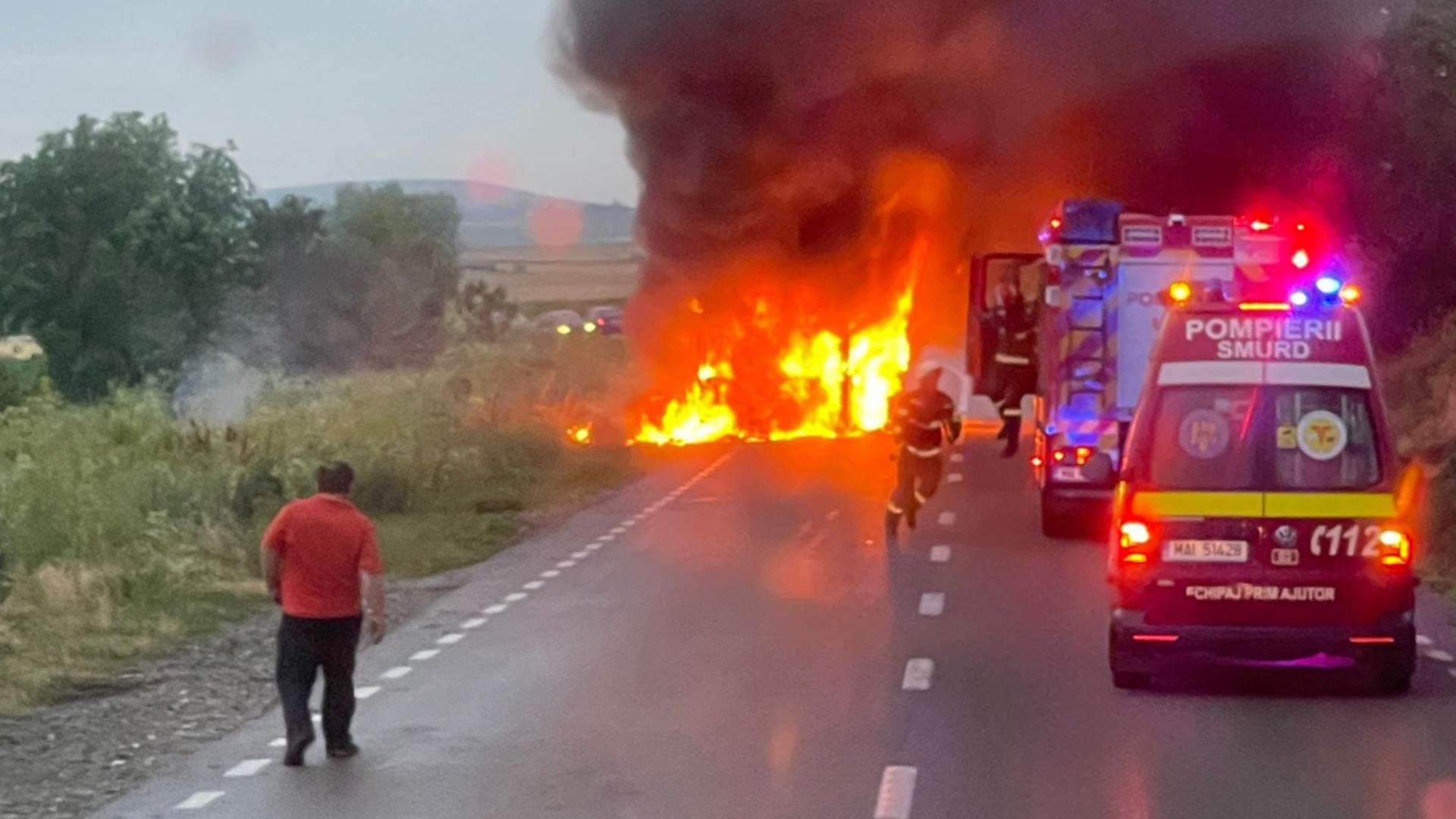 Incendiu la un autobuz plin de pasageri, în județul Neamț. Flăcări uriașe, intervenție contra cronometru