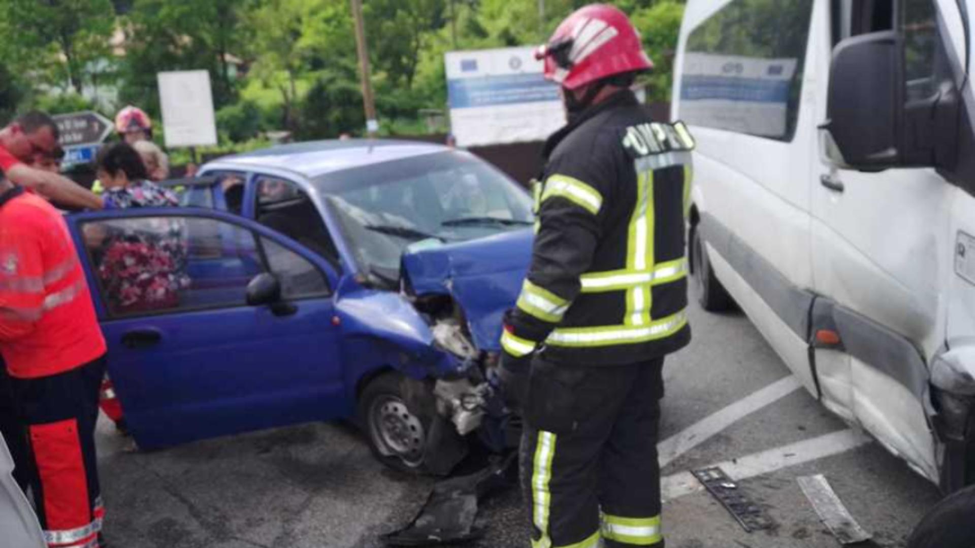 Accident teribil în Râmnicu Vâlcea – Zece victime după ce un microbuz și un autoturism s-au ciocnit