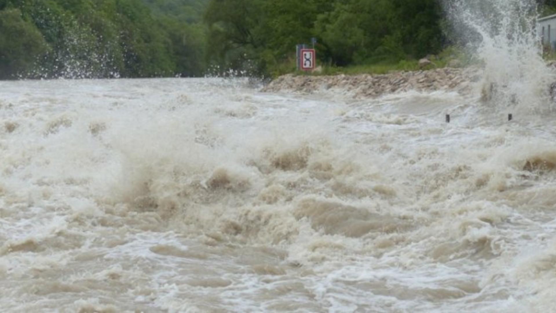 Avertizare hidrologică: Alertă maximă în 6 județe – Cod galben de viituri până marți, 27 iunie – Care sunt toate localitățile afectate