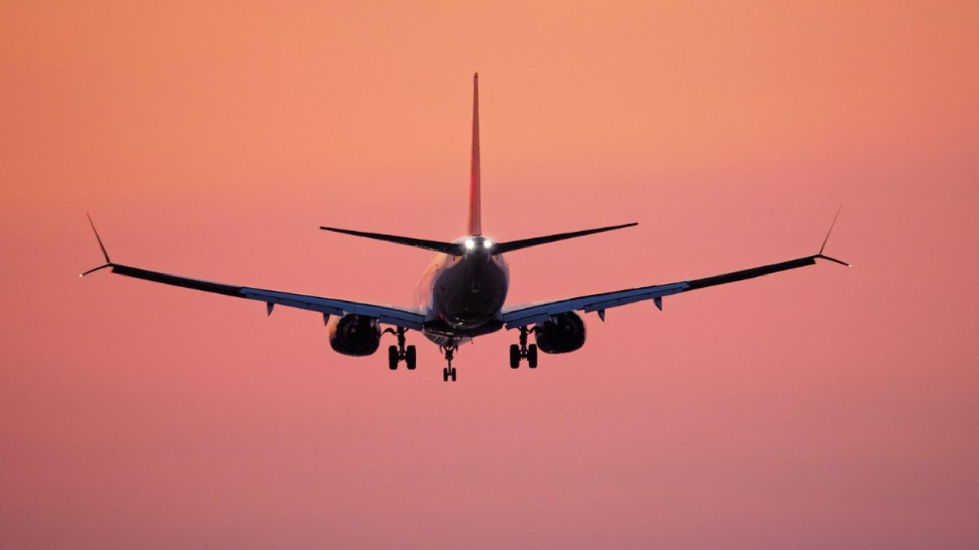 Unul dintre geamuri unui avion s-a spart în timpul zborului! Momente de panică printre pasageri – VIDEO