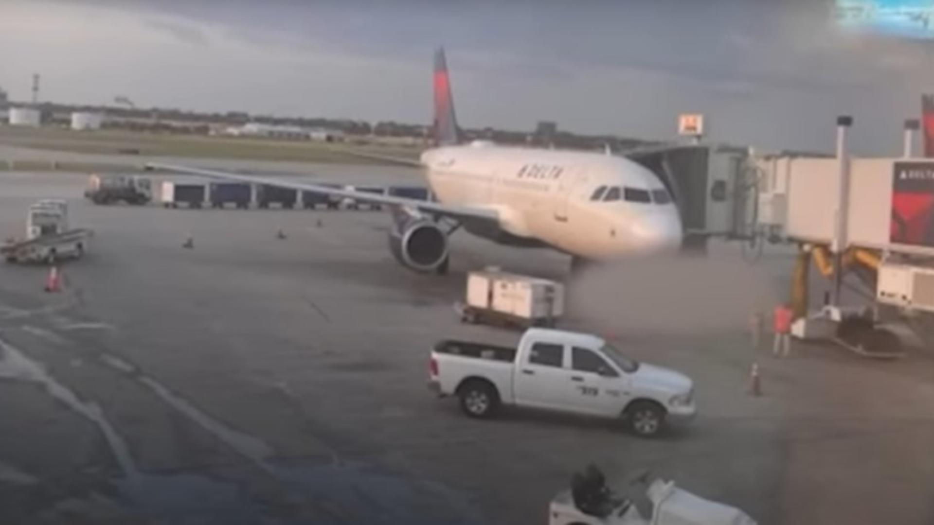 Accident șocant: Un muncitor de pe aeroport a murit “aspirat” de motorul unui avion