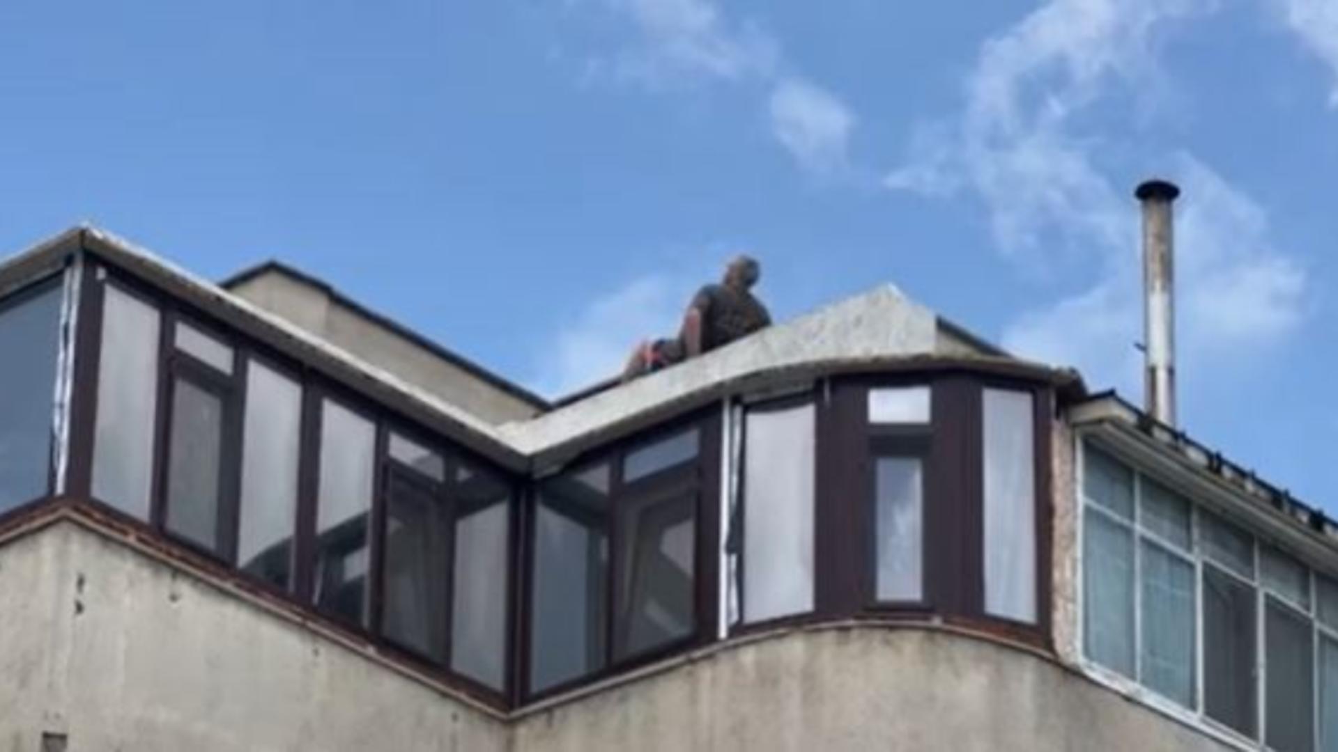 Un bărbat care făcea plajă pe un bloc din Bârlad i-a alarmat pe vecinii care credeau că vrea să se arunce – Oamenii au sunat la 112 – VIDEO