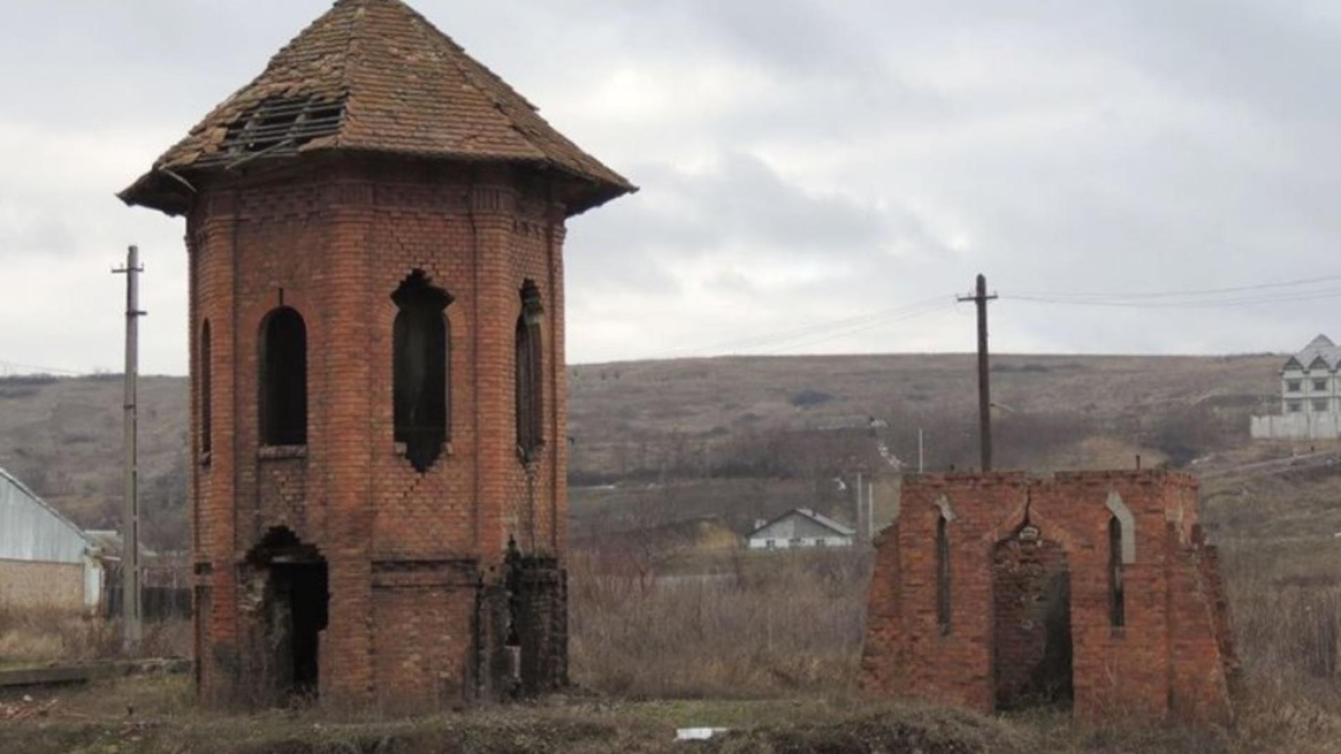 Fabrica de Cărămizi de la Ciurea, monument istoric, este furată bucată cu bucată. Foto: Ziarul de Iași