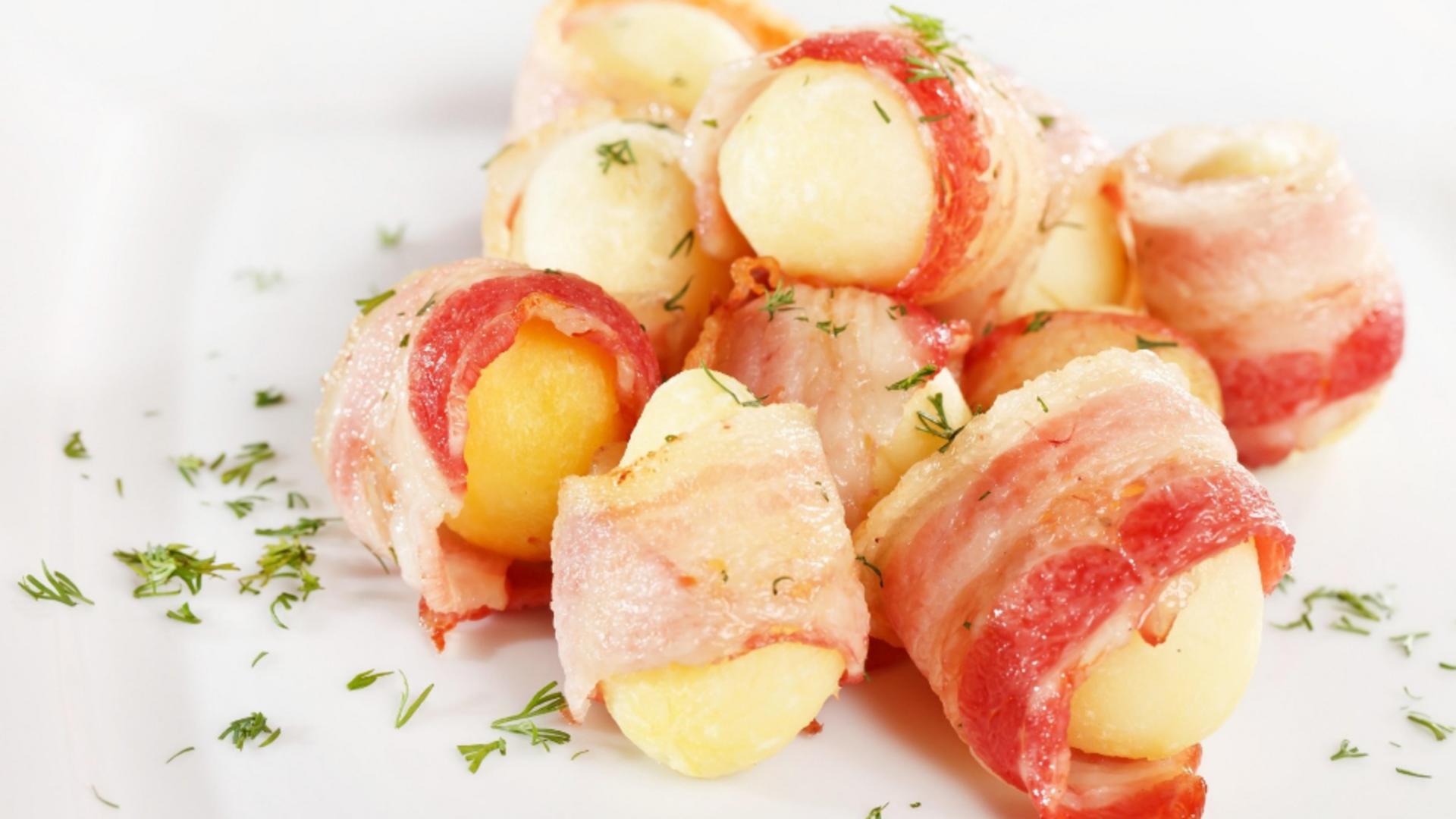 Cartofi înveliți în bacon. Cum să îi prepari și de ce ingrediente ai nevoie VIDEO