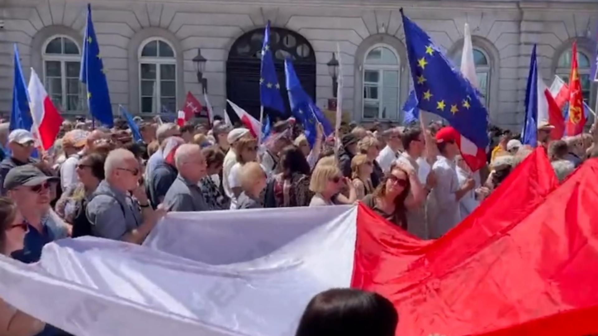 Protest fără precedent în Polonia! Jumătate de milion de oameni au ieşit în stradă