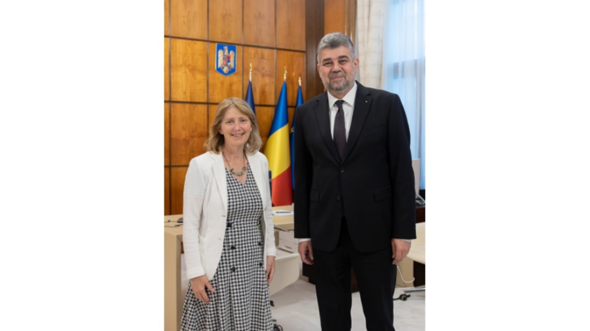 Ciolacu alături de ambasadoarea SUA la București. Foto/Guvern