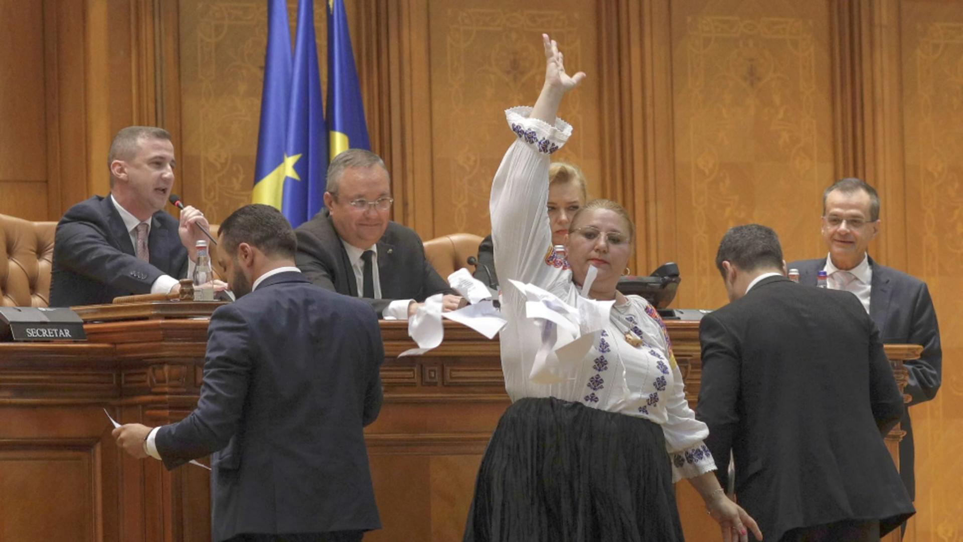 Diana Șoșoacă, protagonista unui nou scandal în Parlament: “E o lege anti-Șoșoacă. Pe mine nu mă oprește decât Dumnezeu!”