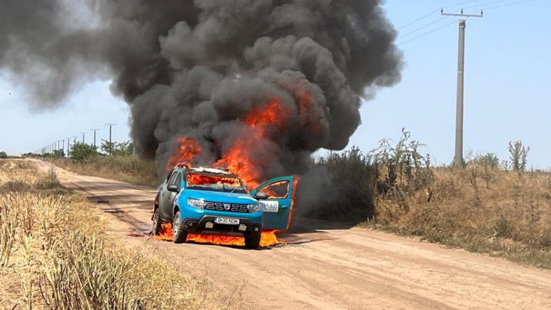Clipe de coșmar, pentru un posesor de Dacia Duster. I-a luat foc mașina în timp ce mergea pe câmp cu ea VIDEO/FOTO
