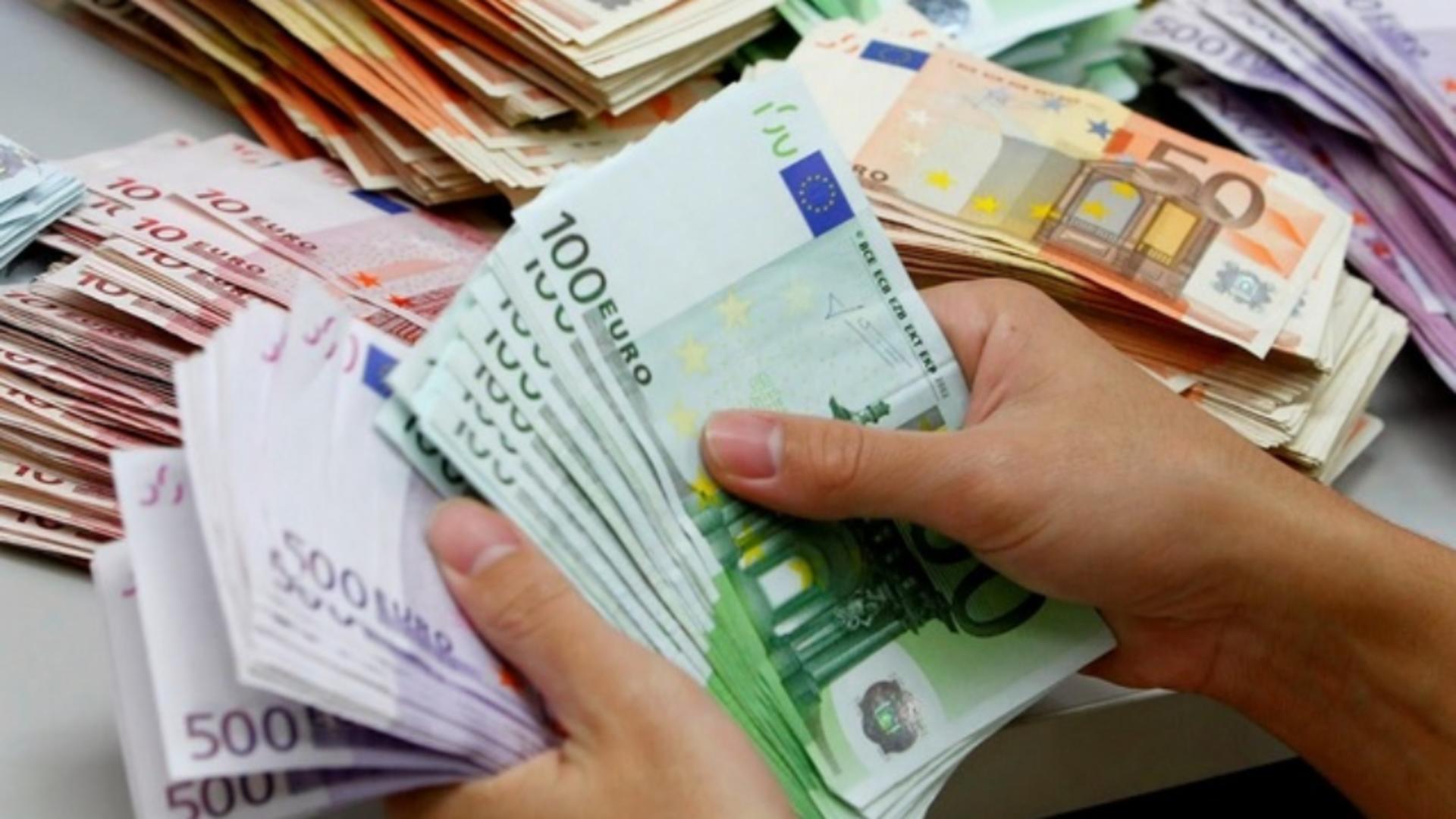 Clientul unei bănci din România a refuzat să returneze 5.000 euro primiți din greșeală. Ce a urmat