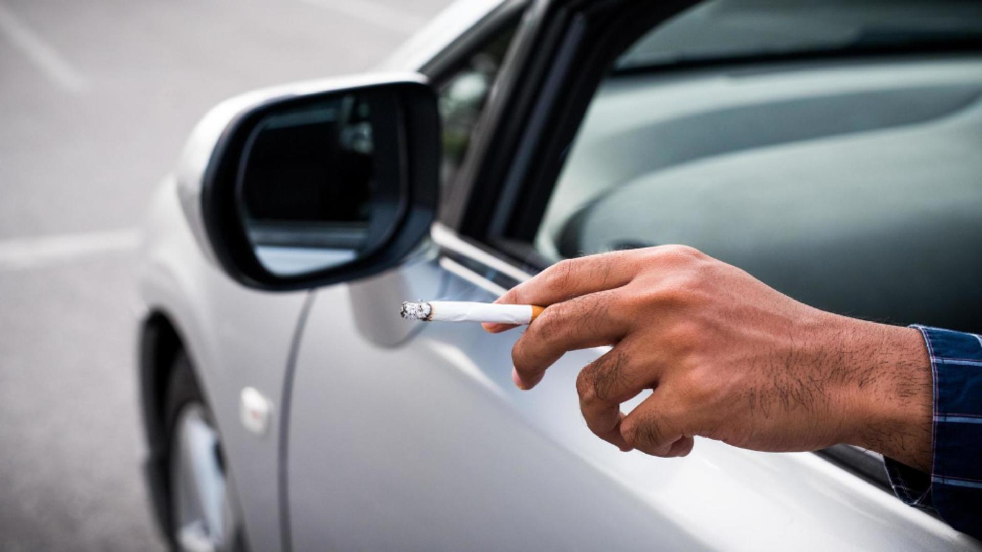Aleșii pregătesc o nouă lovitură fumătorilor: Fumatul în mașina personală, în prezența copiilor, ar putea fi interzis!