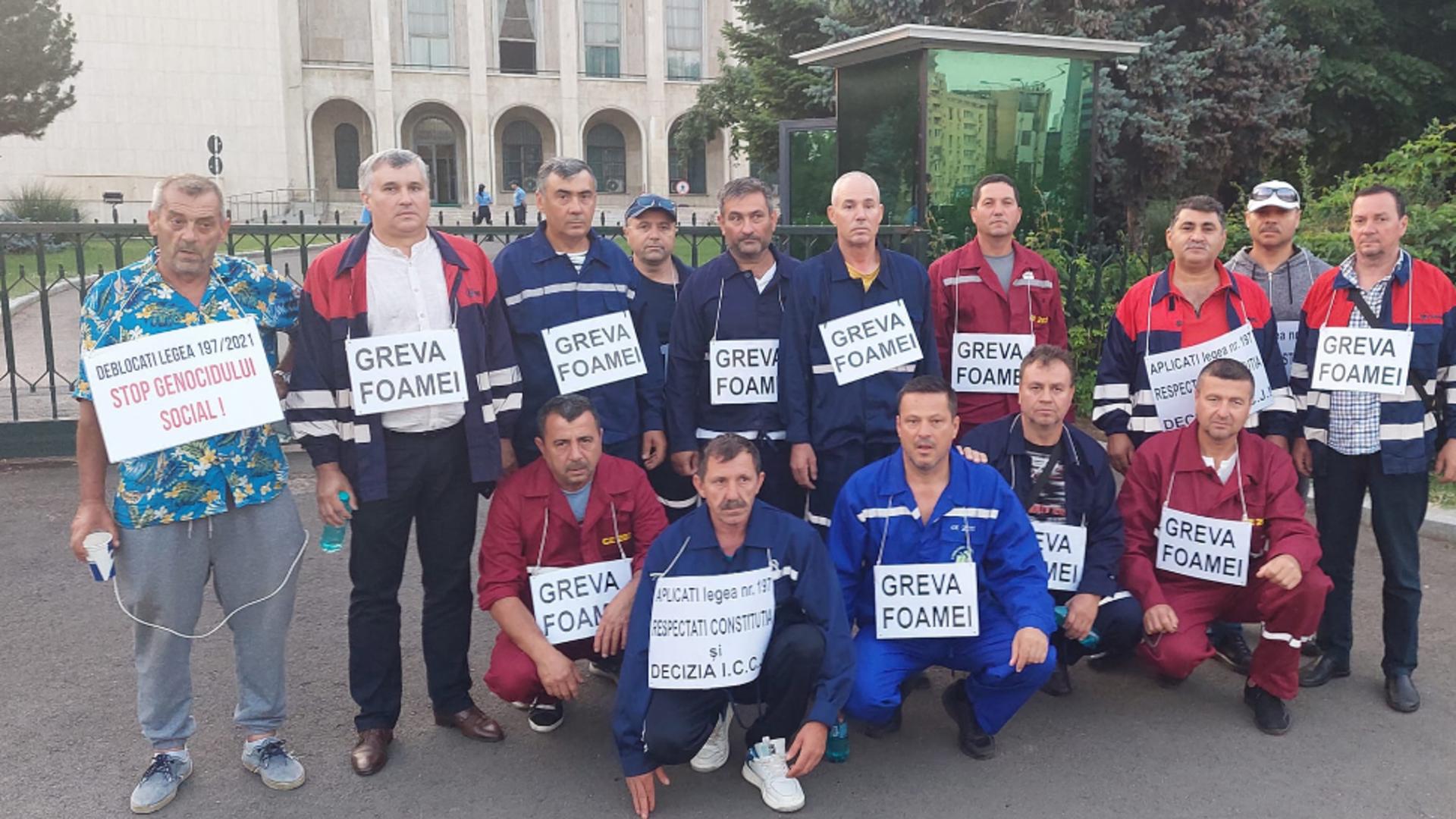 Minerii de la CE Oltenia care făceau greva foamei la Guvern au încetat protestul