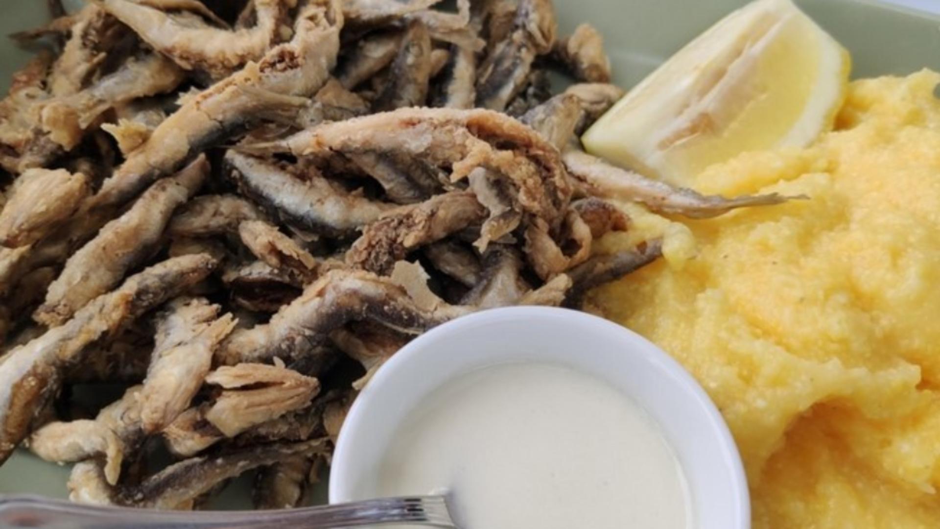 Ce mănânci, de fapt, când îţi cumperi hamsii la mare. Cum sunt păcăliți turiștii pe litoralul românesc