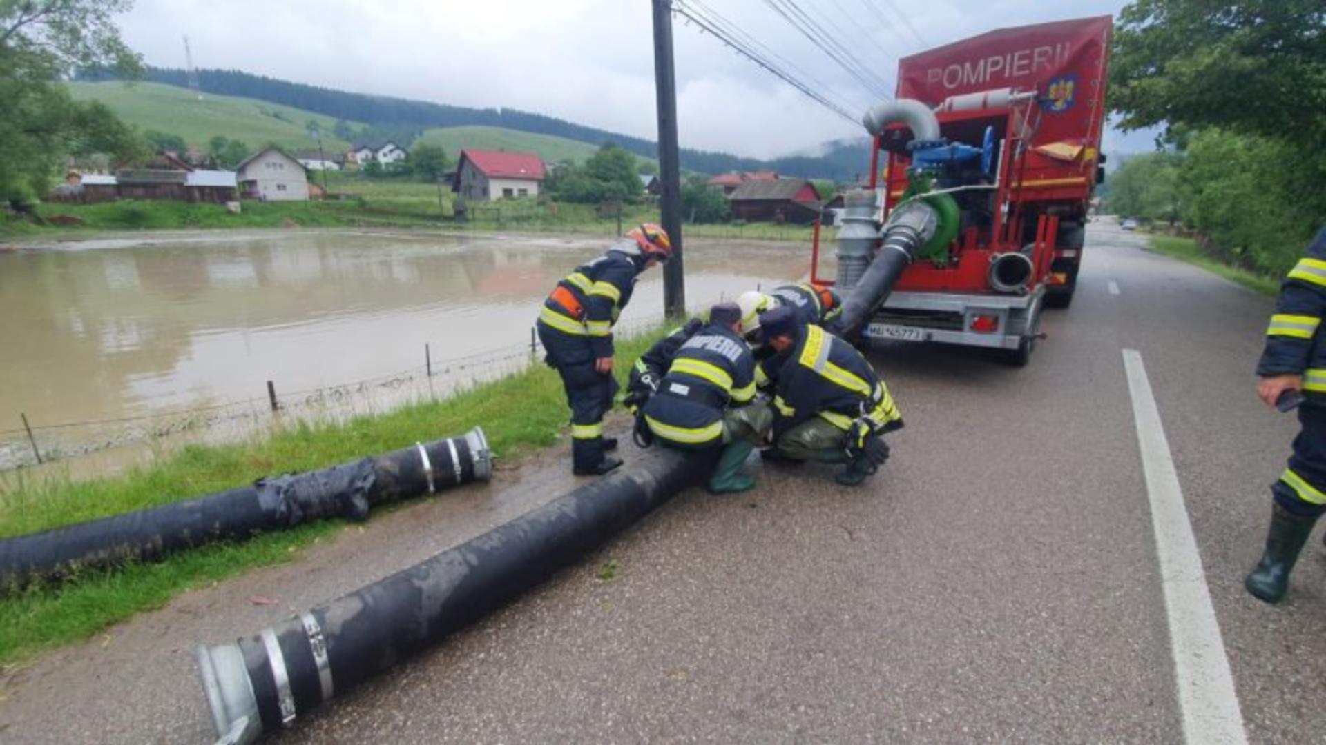 România sub ape. Pompierii au intervenit în 56 de localităţi din 19 judeţe şi Bucureşti, pentru a evacua apa din case
