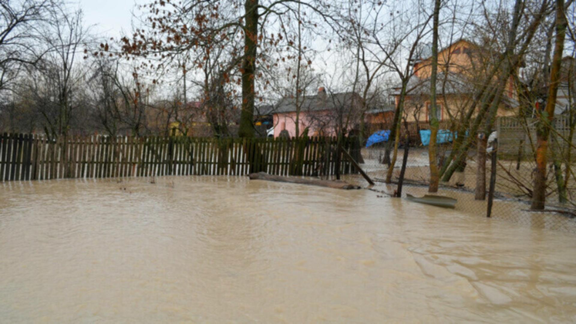 Inundațiile au făcut PRĂPĂD în România! Un pod a fost luat de ape: Un bătrân și-a văzut moartea cu ochii