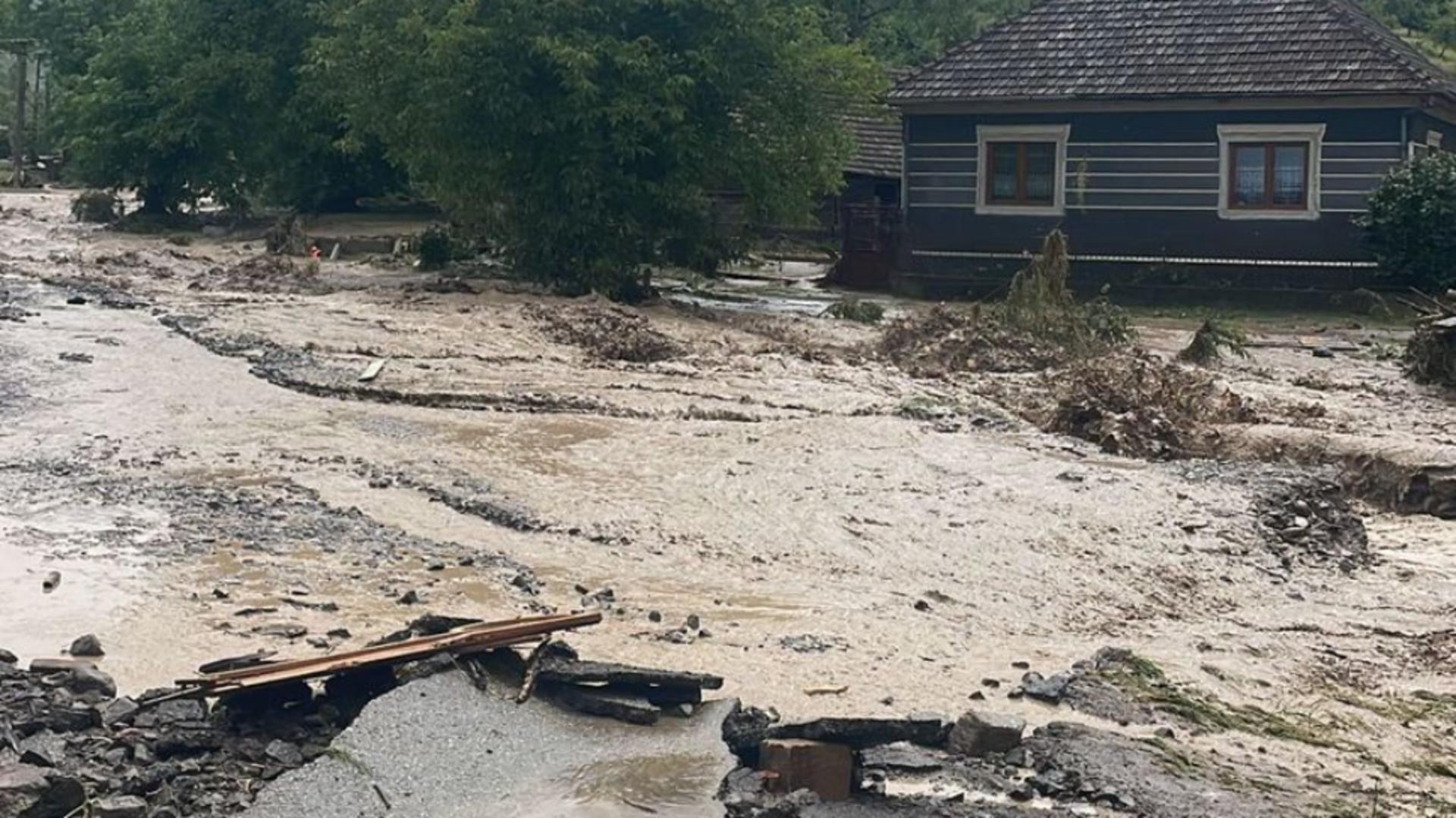 Pericol de inundații în următoarele zile: Coduri portocaliu și galben pe râuri din 3 județe - Prognoza INHGA și HARTA zonelor afectate