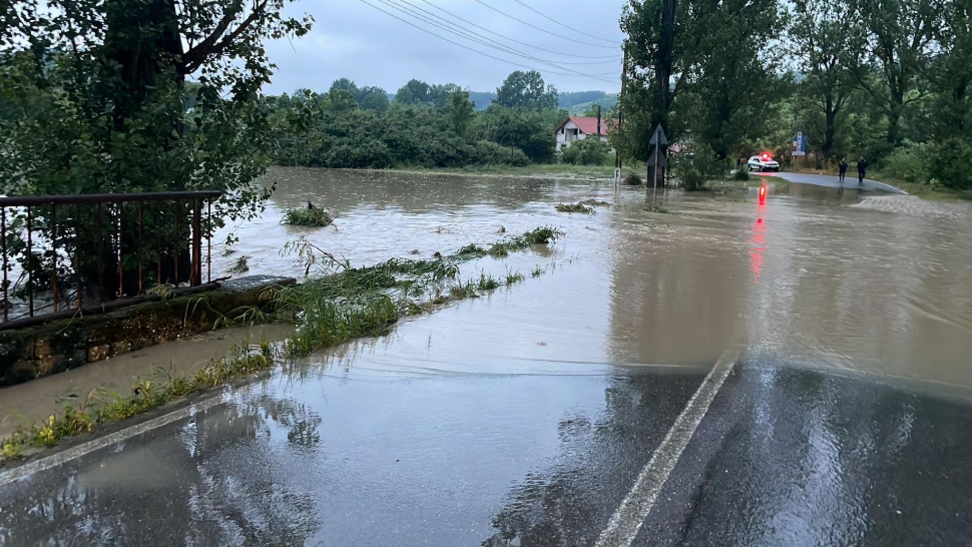 Inundațiile fac prăpăd în Dolj și Vâlcea. Foto/Apele Române