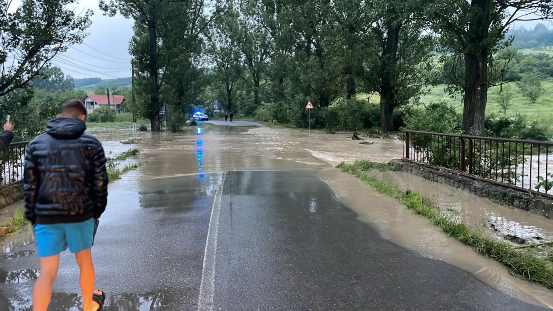 Inundațiile au făcut prăpăd în Dolj și Vâlcea. Foto/Apele Române